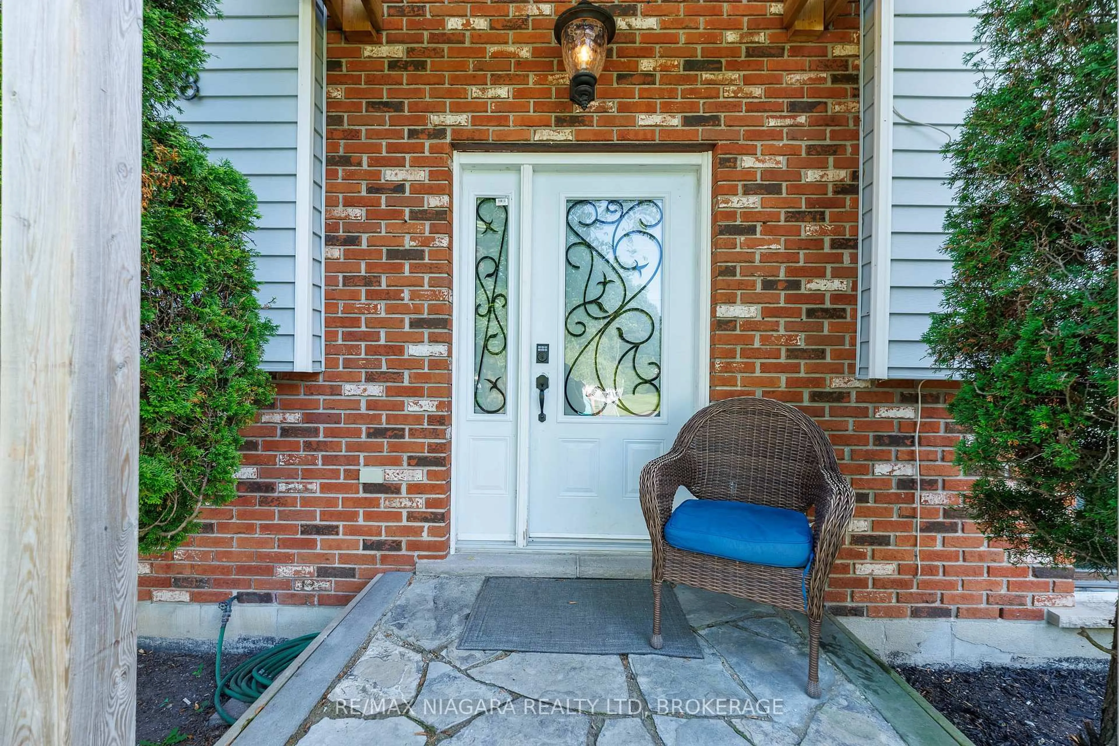 Indoor entryway for 88 Pleasant Ave, Fort Erie Ontario L0S 1N0
