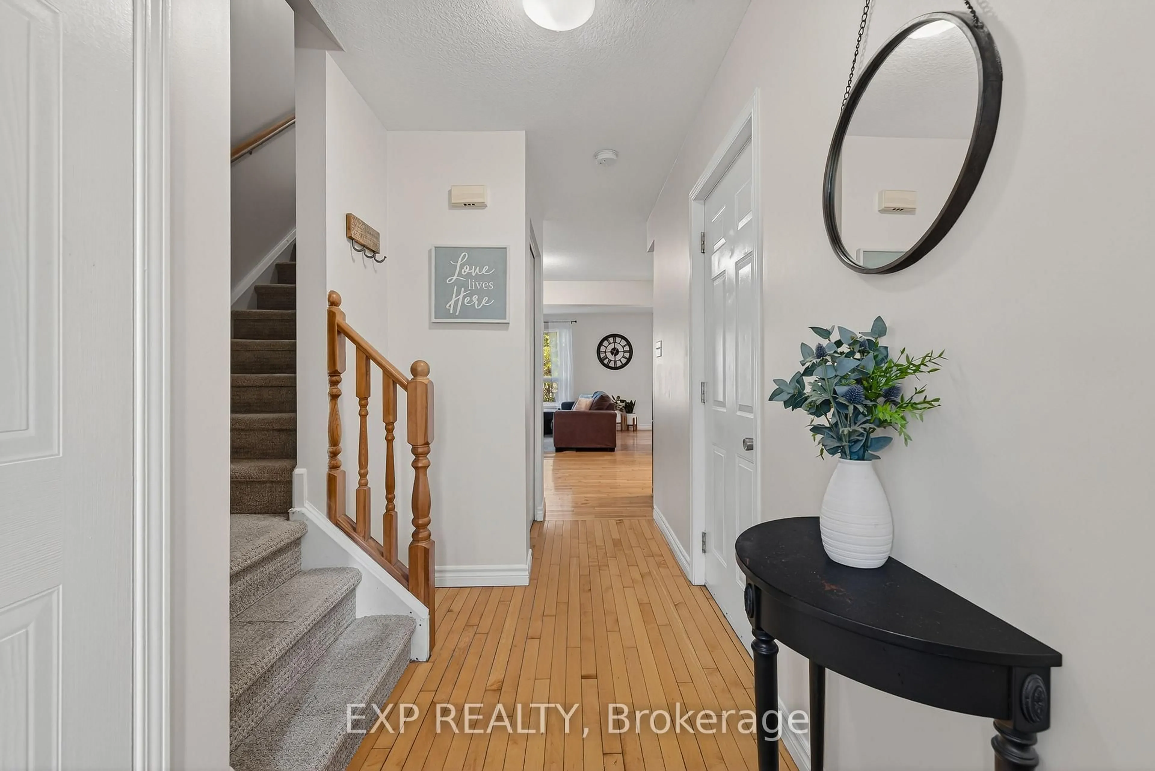 Indoor entryway for 475 Annapolis Crt, Waterloo Ontario N2K 4E7