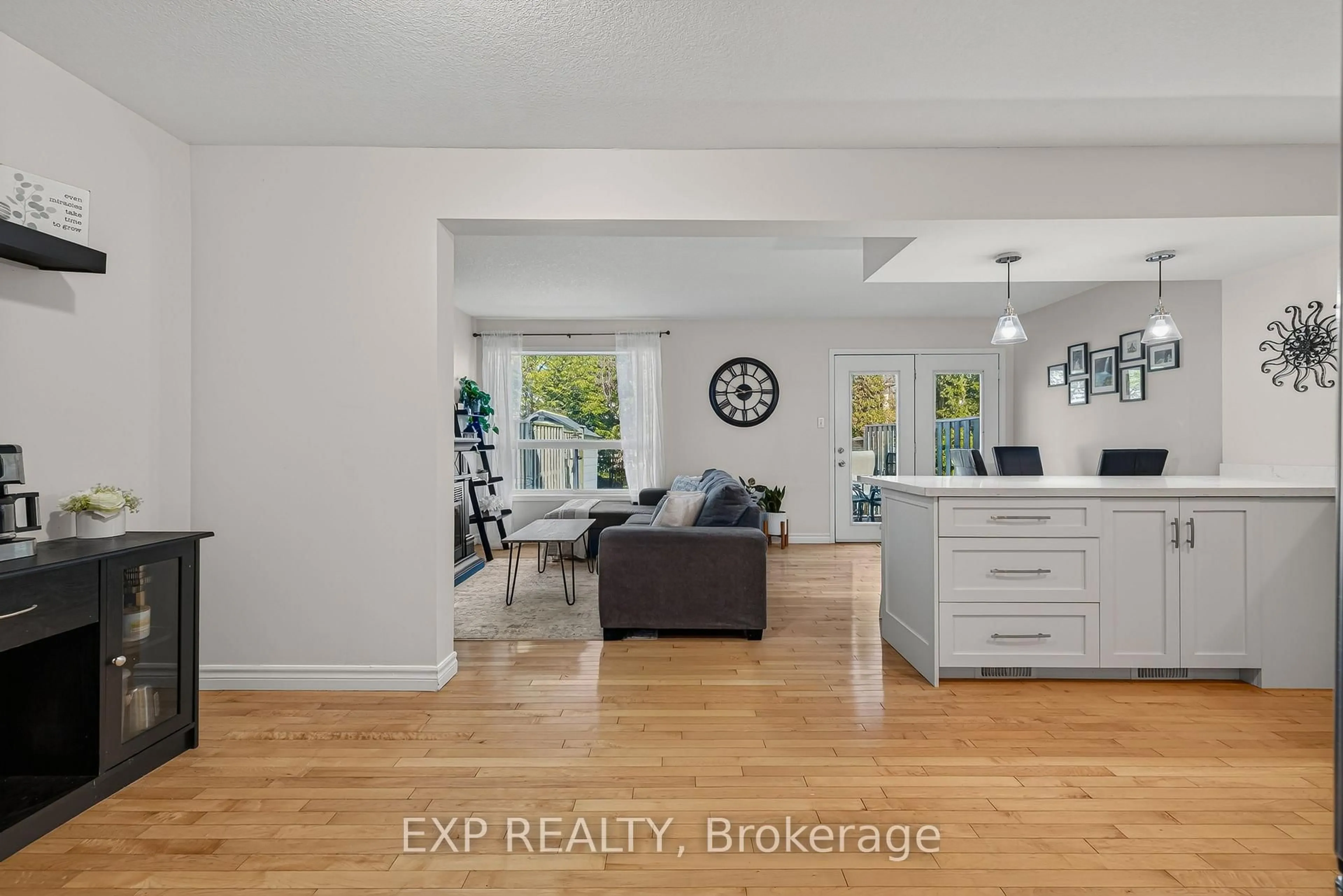Open concept kitchen, ceramic/tile floor for 475 Annapolis Crt, Waterloo Ontario N2K 4E7