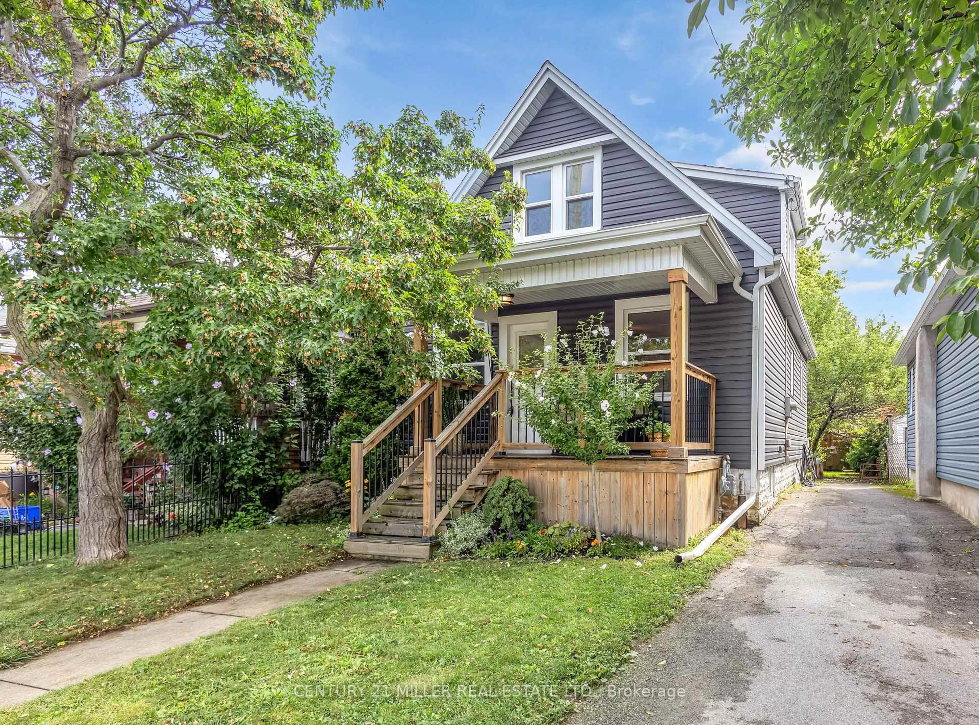 Home with vinyl exterior material, street for 16 Wexford Ave, Hamilton Ontario L8H 4M1
