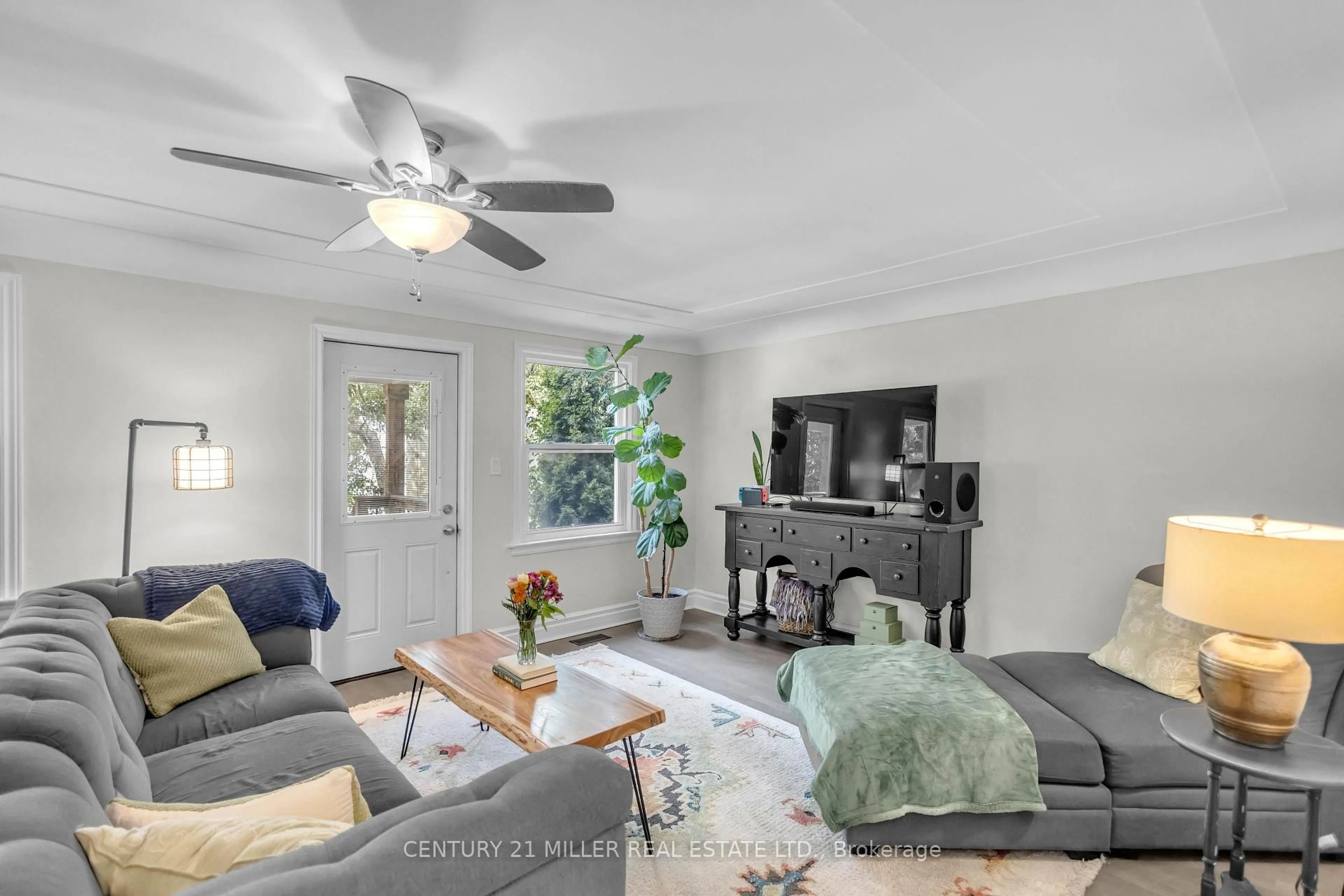 Living room with furniture, unknown for 16 Wexford Ave, Hamilton Ontario L8H 4M1