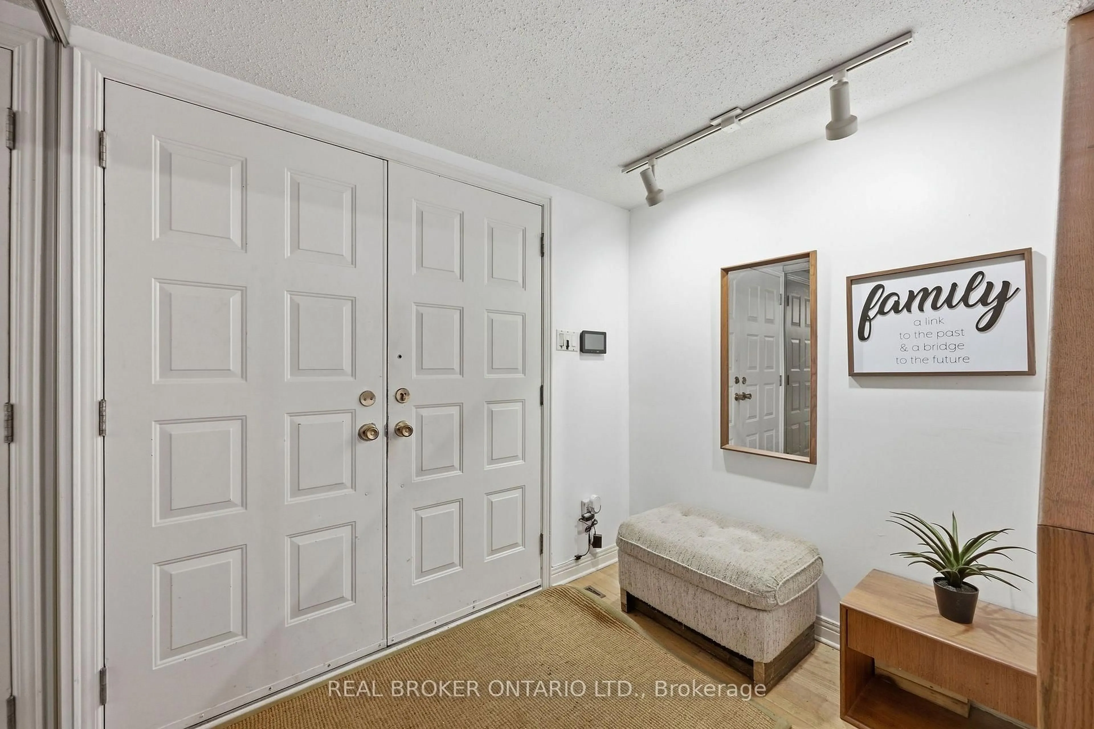 Indoor entryway for 2316 French Hill Rd, Ottawa Ontario K4C 1M2