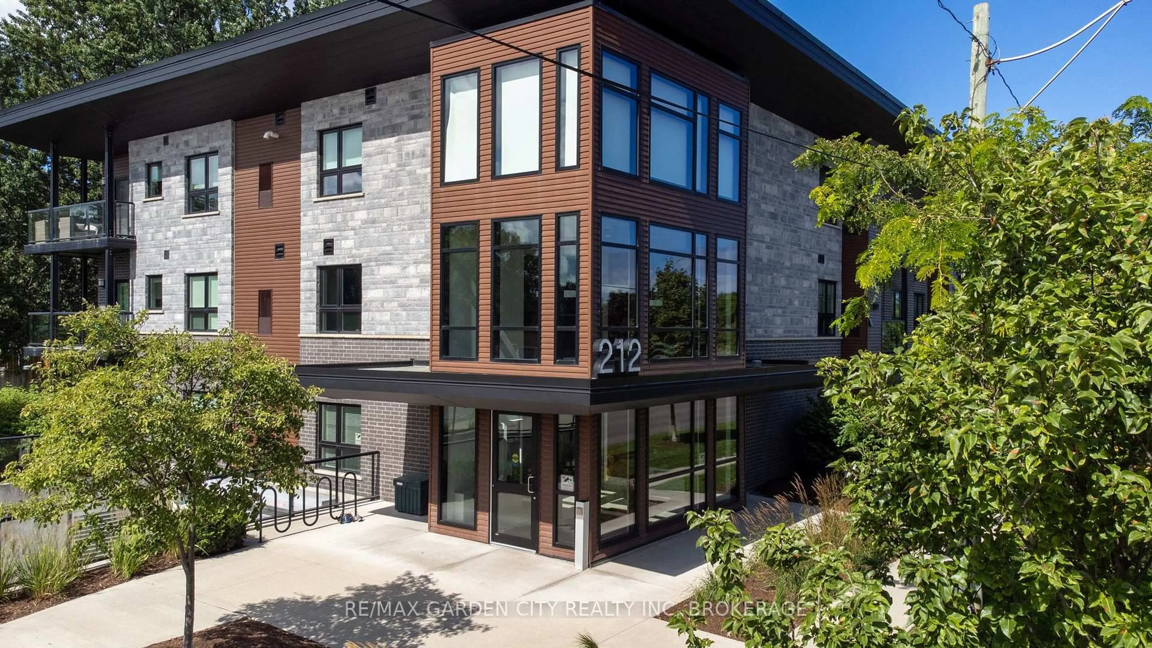 Home with brick exterior material, street for 212 Lakeport Rd #303, St. Catharines Ontario L2N 0B4