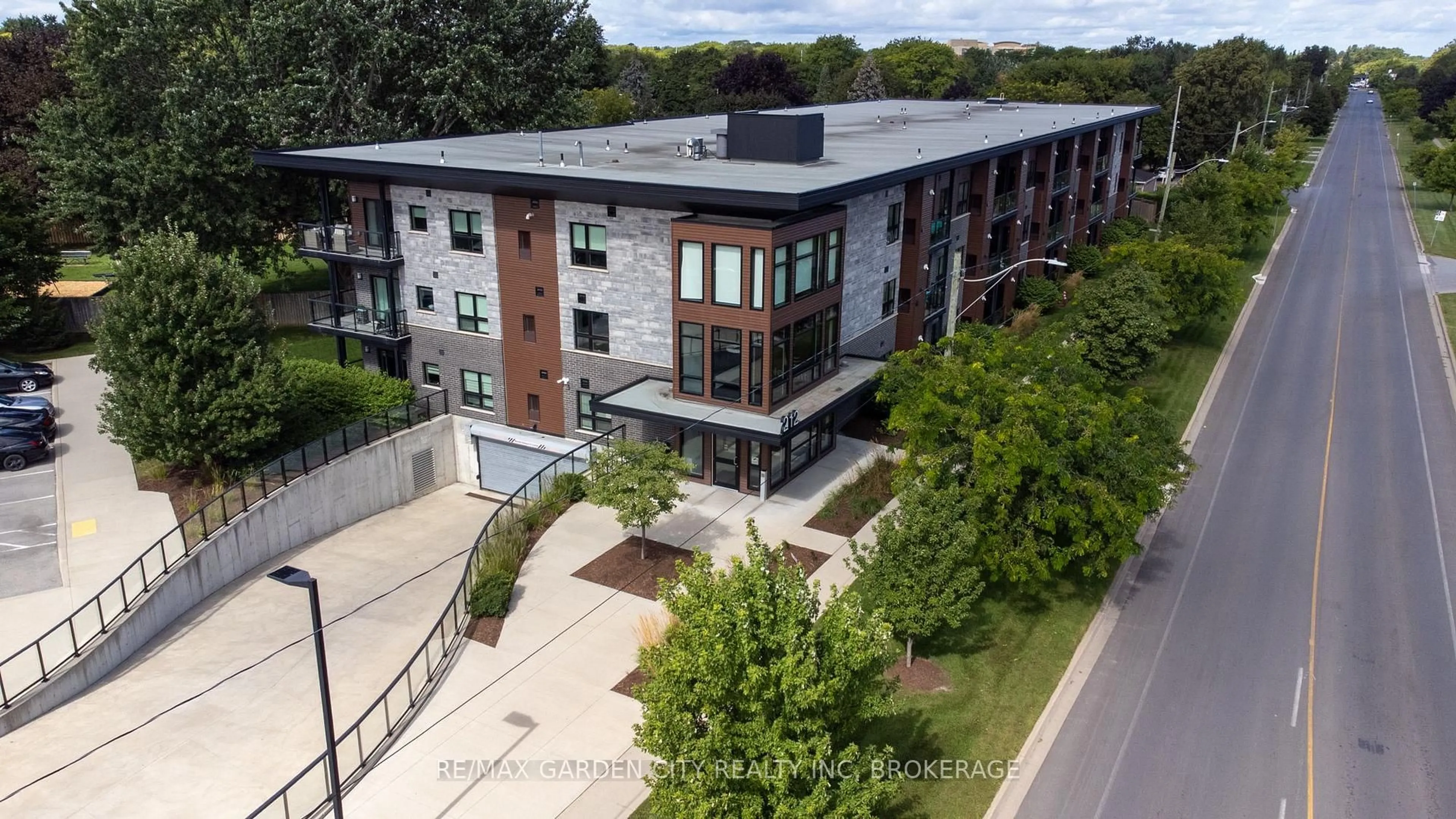A pic from outside/outdoor area/front of a property/back of a property/a pic from drone, city buildings view from balcony for 212 Lakeport Rd #303, St. Catharines Ontario L2N 0B4