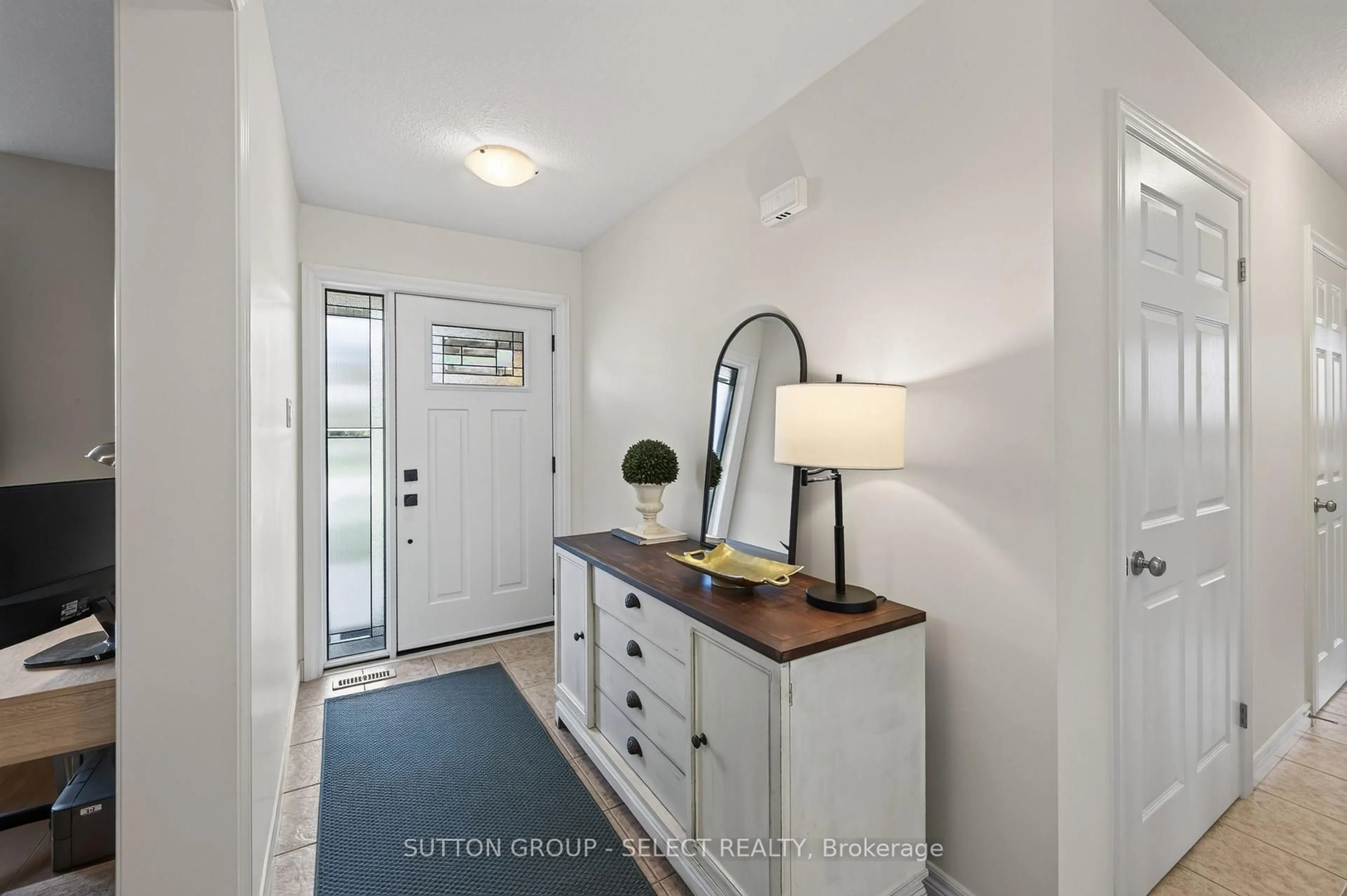 Indoor entryway for 3 Fieldstone Cres, Middlesex Centre Ontario N0L 1R0
