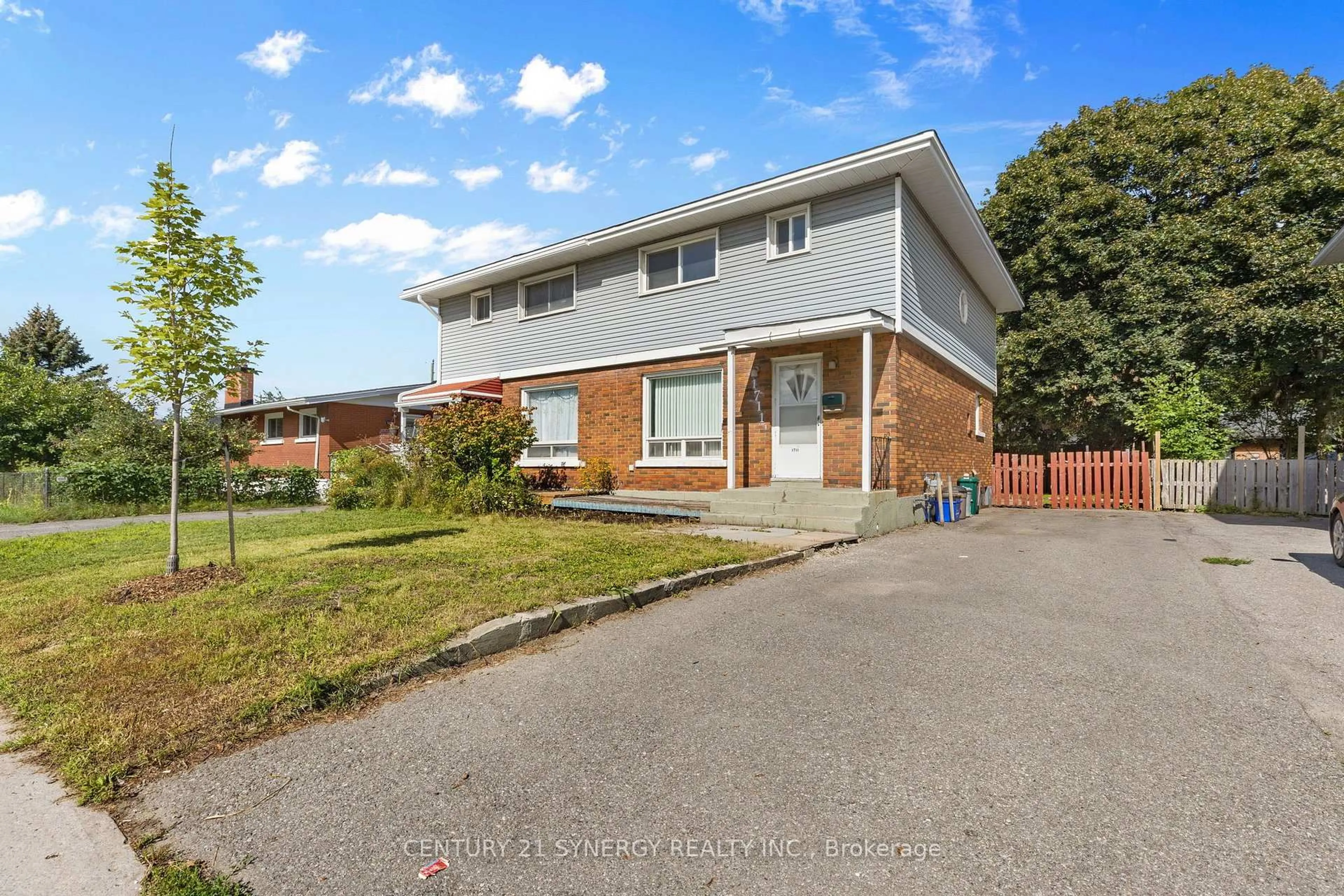 A pic from outside/outdoor area/front of a property/back of a property/a pic from drone, street for 1711 Baseline Rd, Ottawa Ontario K2C 0B6