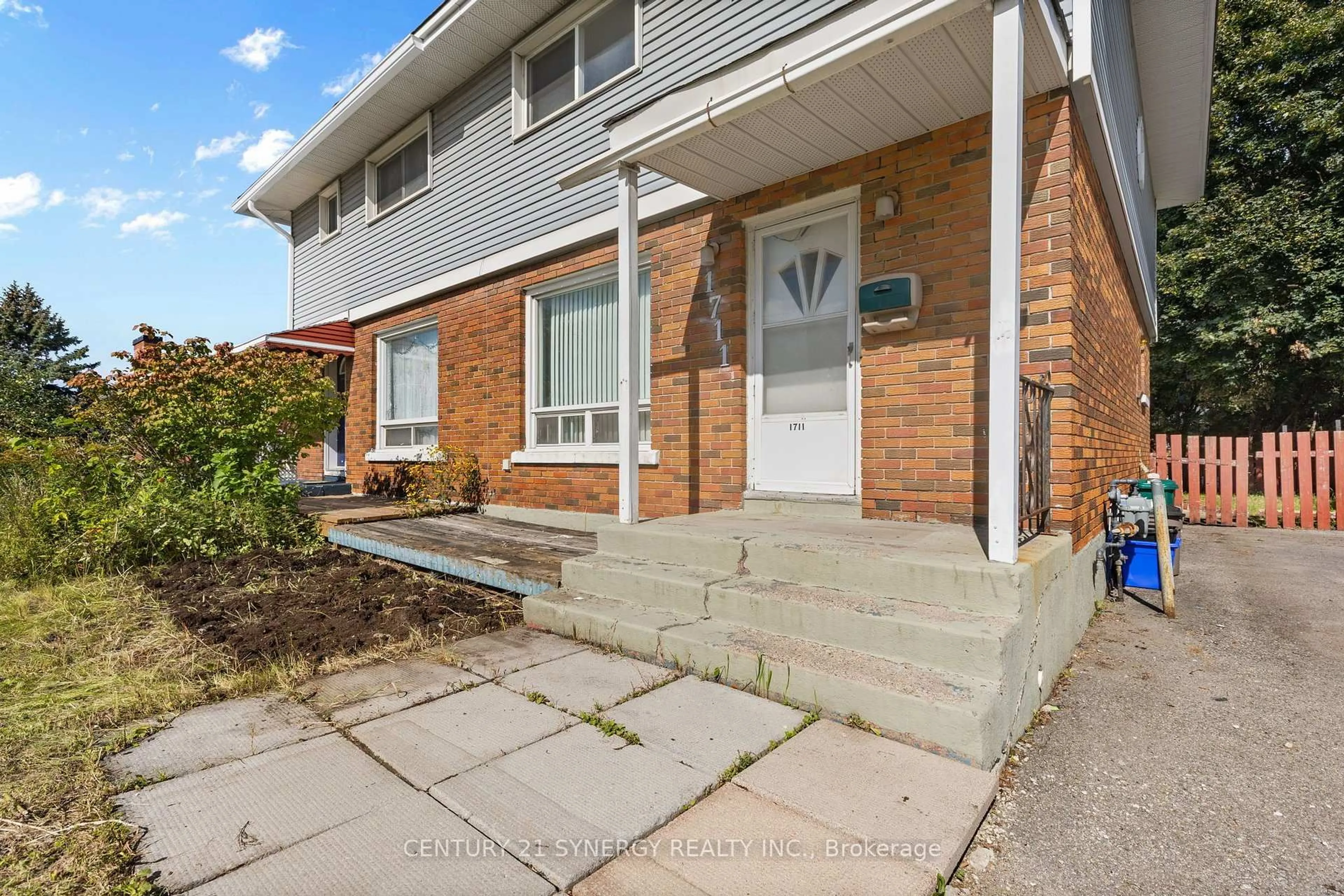 A pic from outside/outdoor area/front of a property/back of a property/a pic from drone, street for 1711 Baseline Rd, Ottawa Ontario K2C 0B6