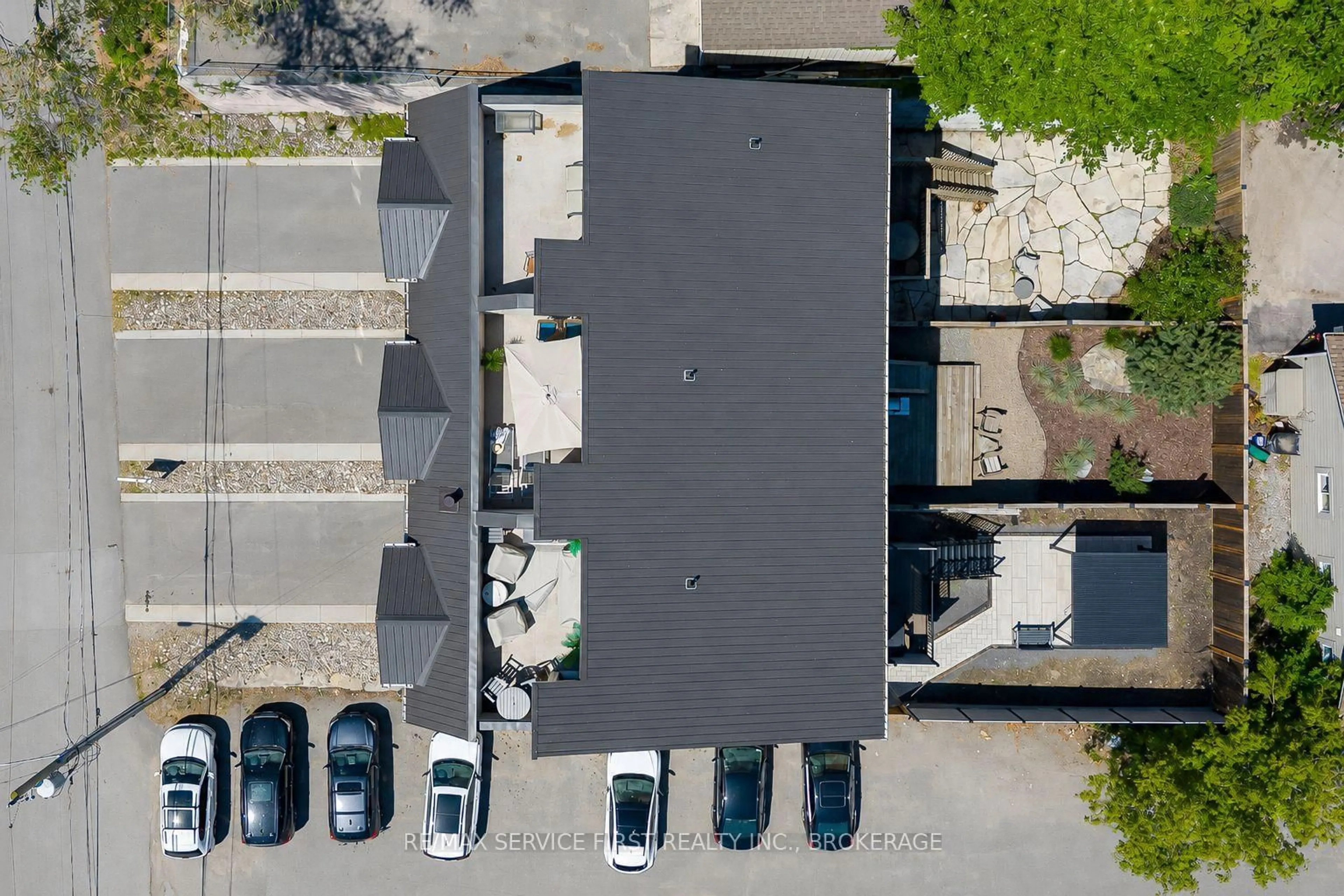 A pic from outside/outdoor area/front of a property/back of a property/a pic from drone, street for 15 Grange St, Kingston Ontario K7M 2J5