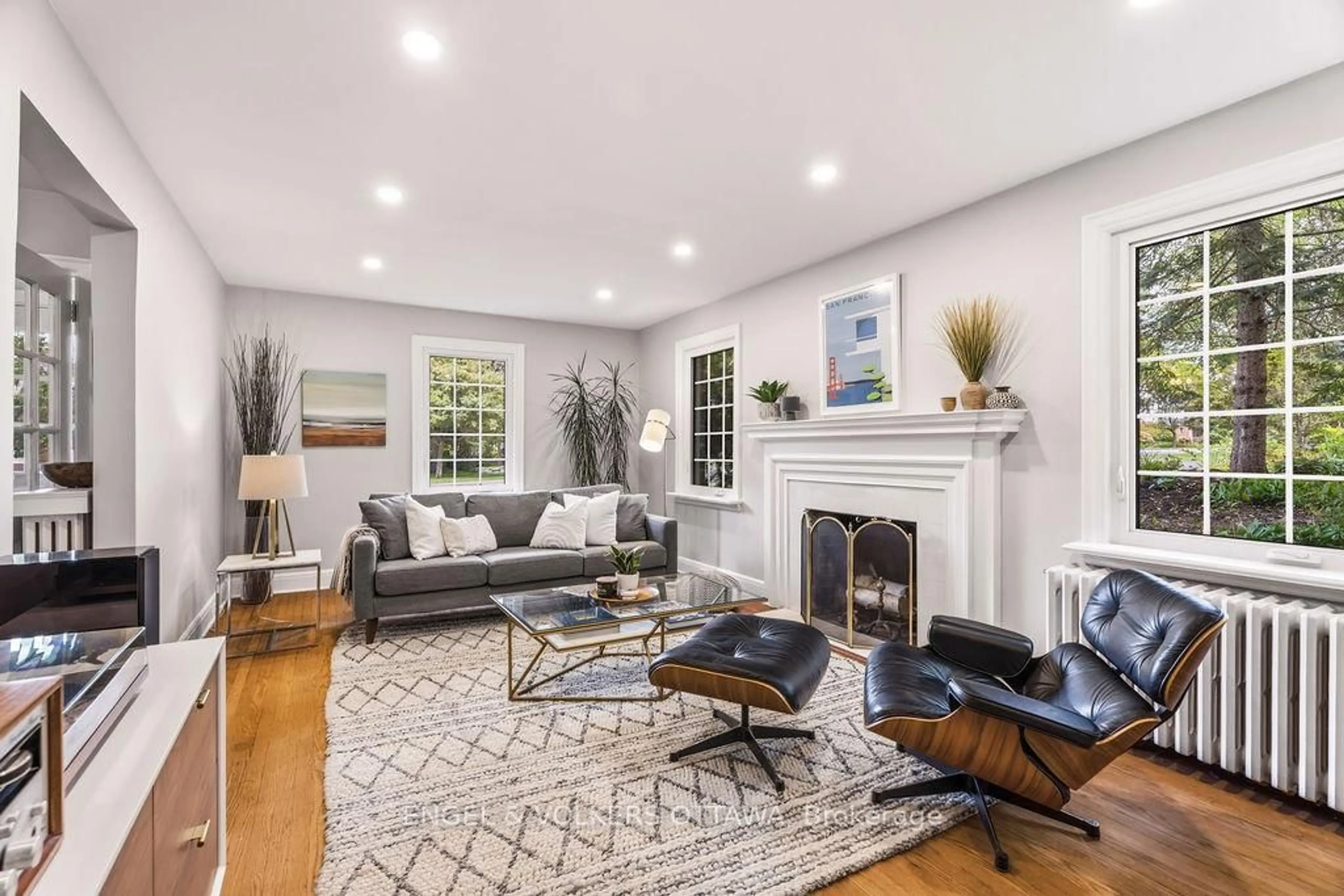 Living room with furniture, unknown for 694 ISLAND PARK Dr, Ottawa Ontario K1Y 0B7