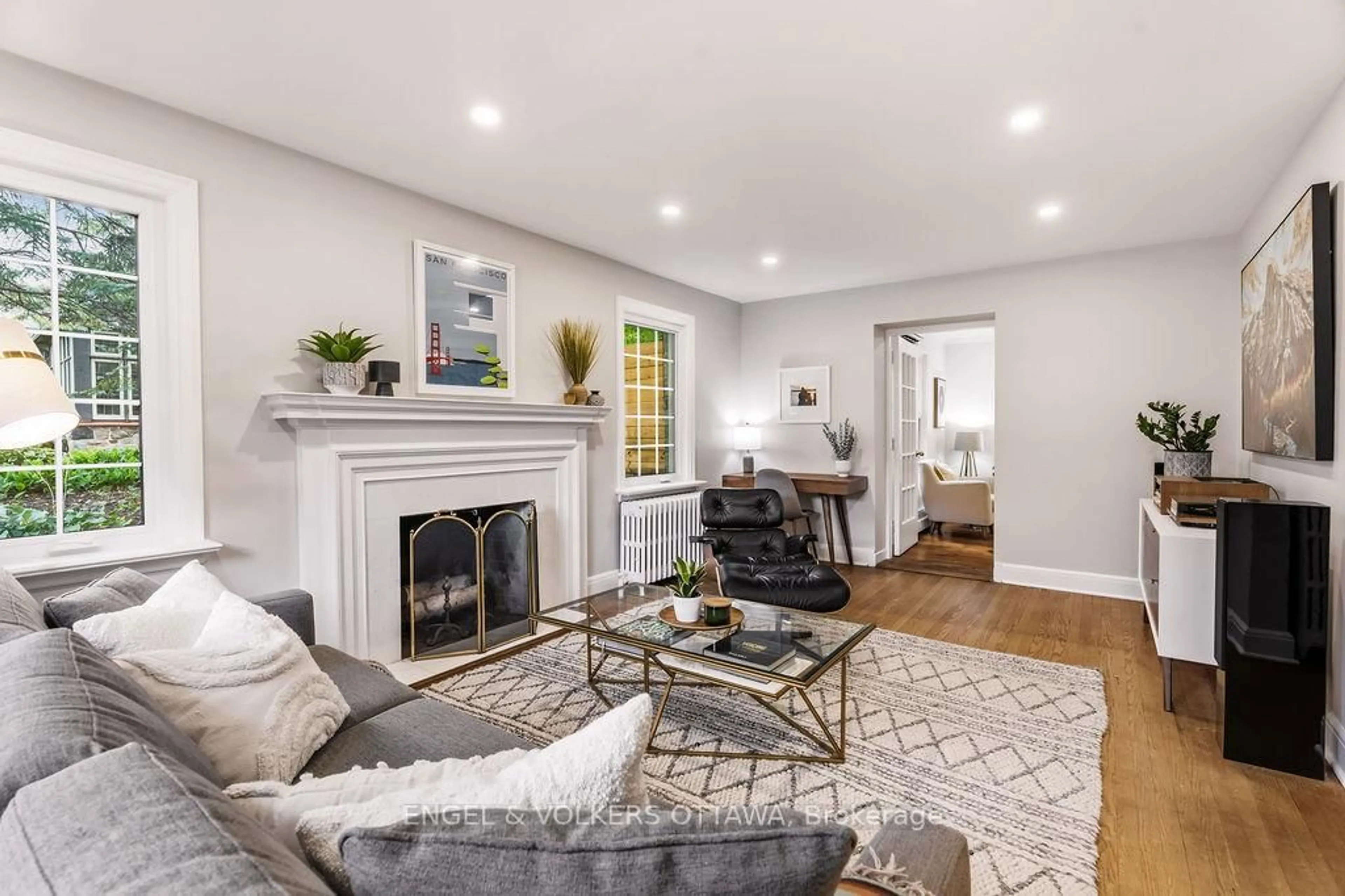 Living room with furniture, unknown for 694 ISLAND PARK Dr, Ottawa Ontario K1Y 0B7