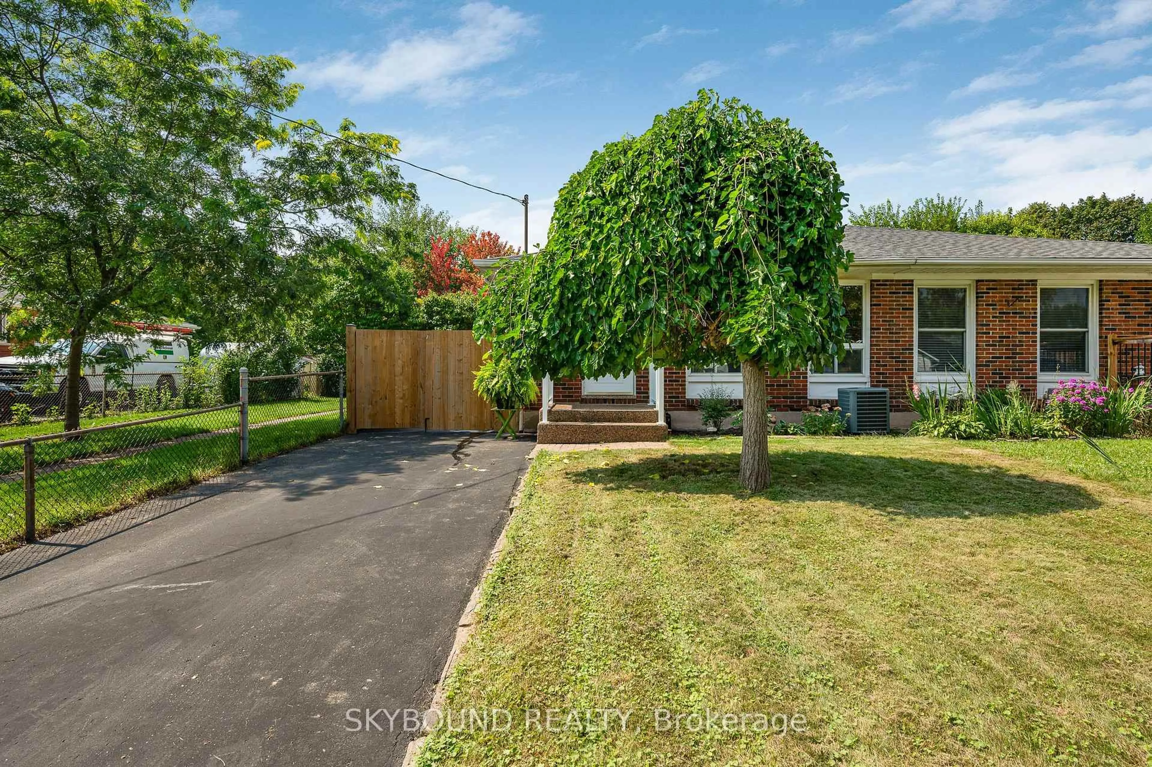 A pic from outside/outdoor area/front of a property/back of a property/a pic from drone, street for 68 Ted St, St. Catharines Ontario L2N 1E5