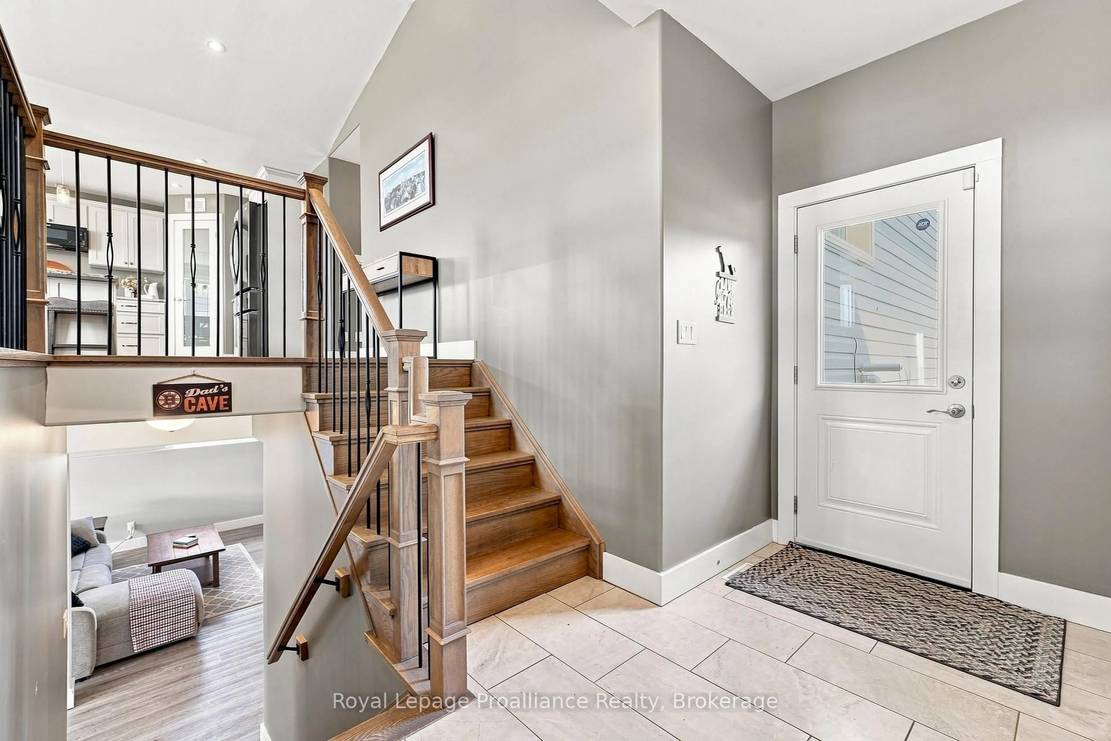 Indoor entryway for 608 Mitchell Rd, Belleville Ontario K8N 4Z6