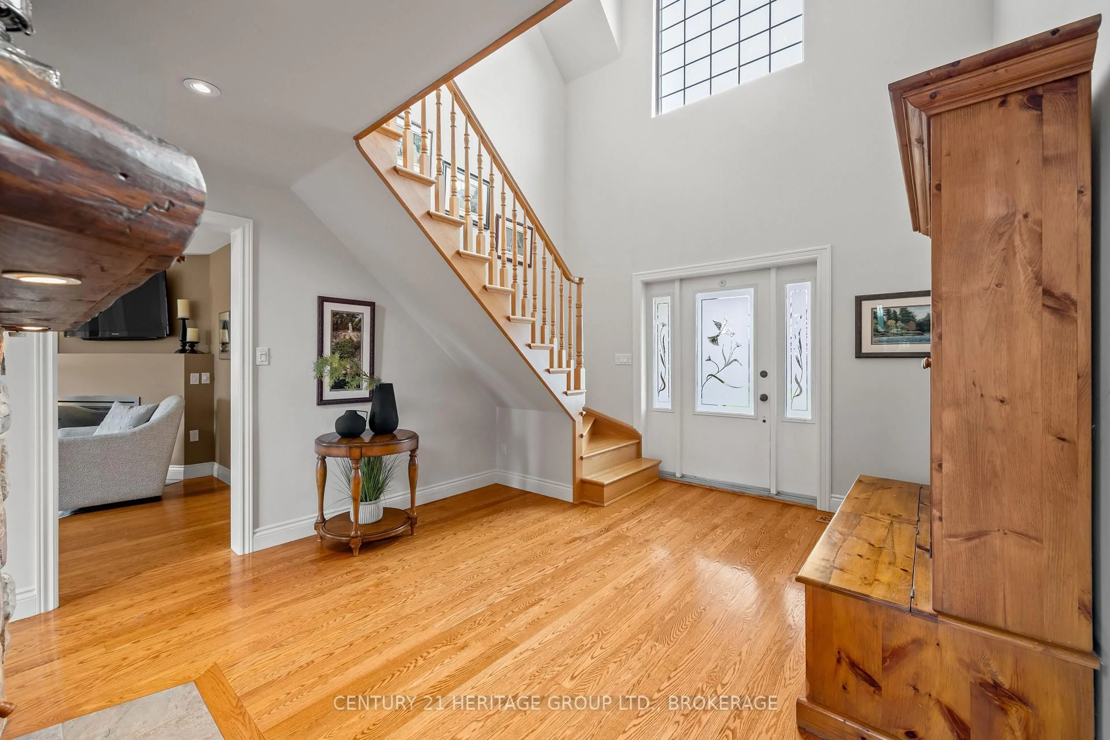 Indoor entryway for 5216 Bradford Rd, Harrowsmith Ontario K0H 1V0