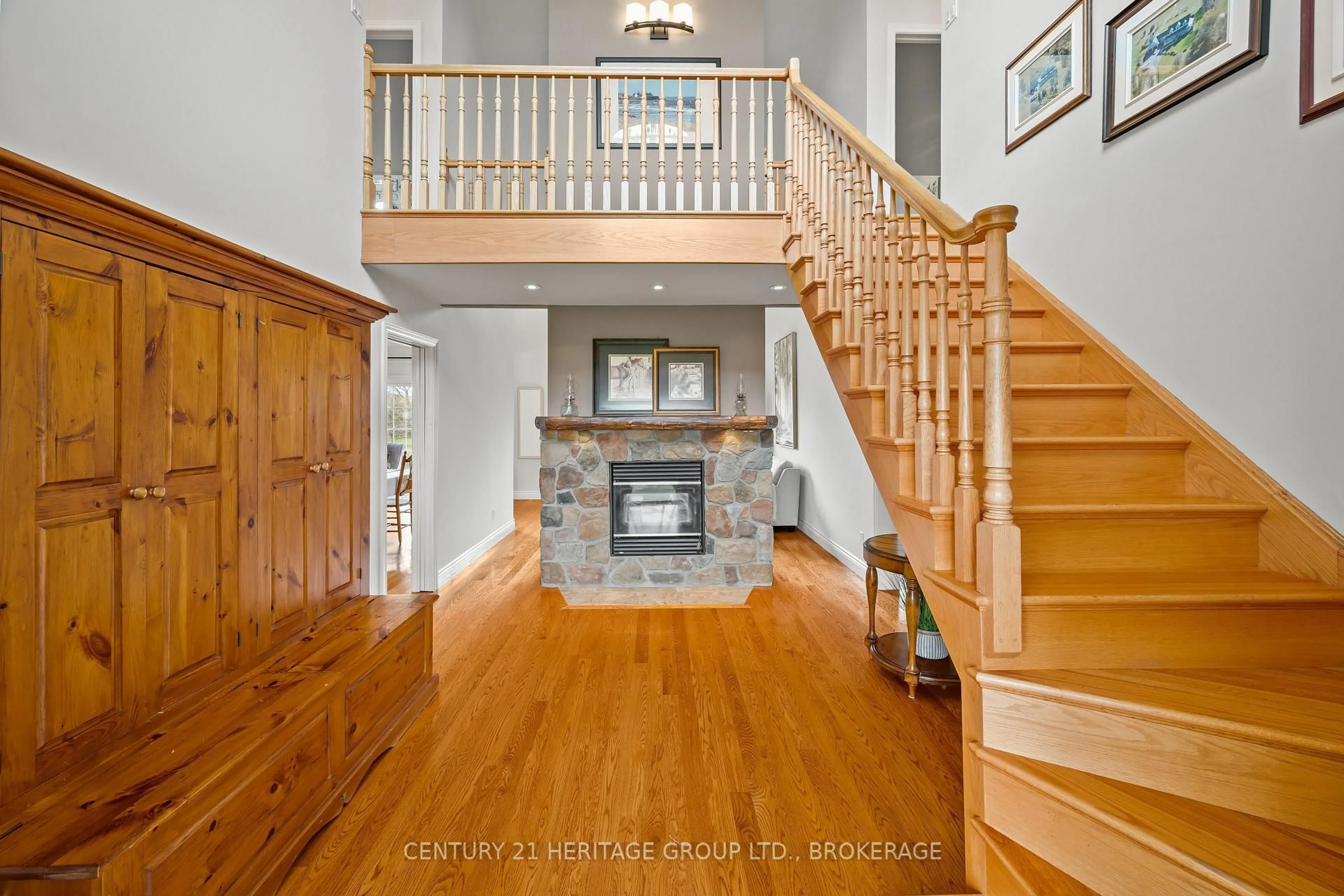 Indoor foyer for 5216 Bradford Rd, Harrowsmith Ontario K0H 1V0