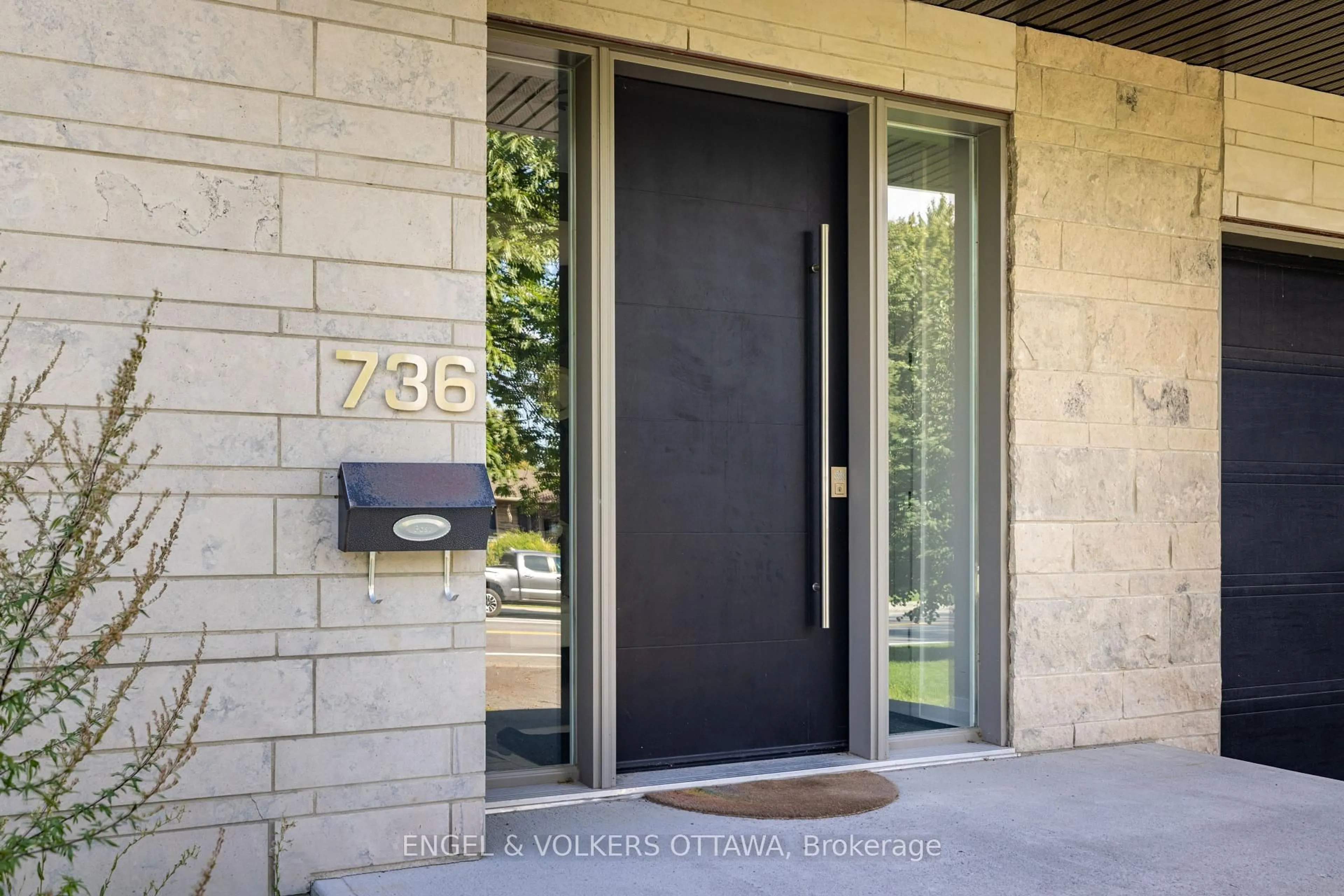 Indoor entryway for 736 Sherbourne Rd, Ottawa Ontario K2A 3H5