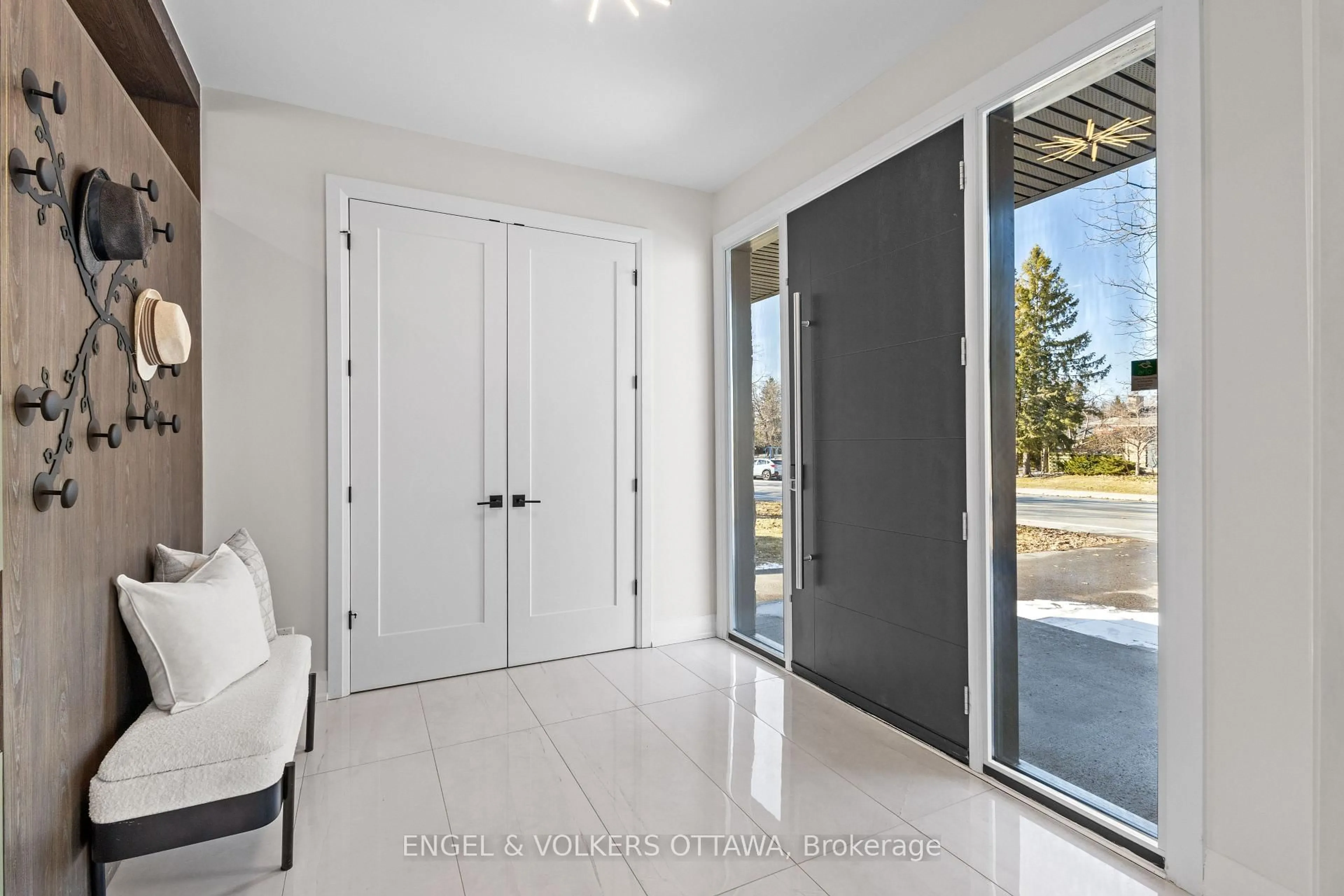 Indoor entryway for 736 Sherbourne Rd, Ottawa Ontario K2A 3H5