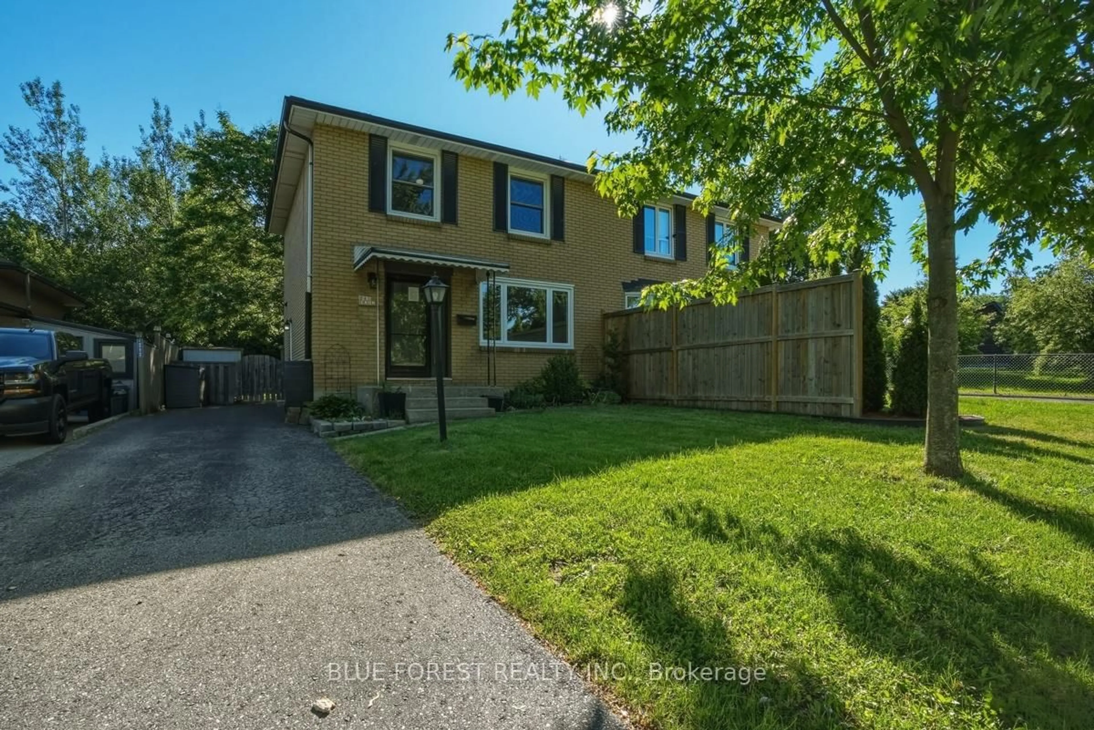 A pic from outside/outdoor area/front of a property/back of a property/a pic from drone, street for 230 Cairn St, London South Ontario N5Z 3W7