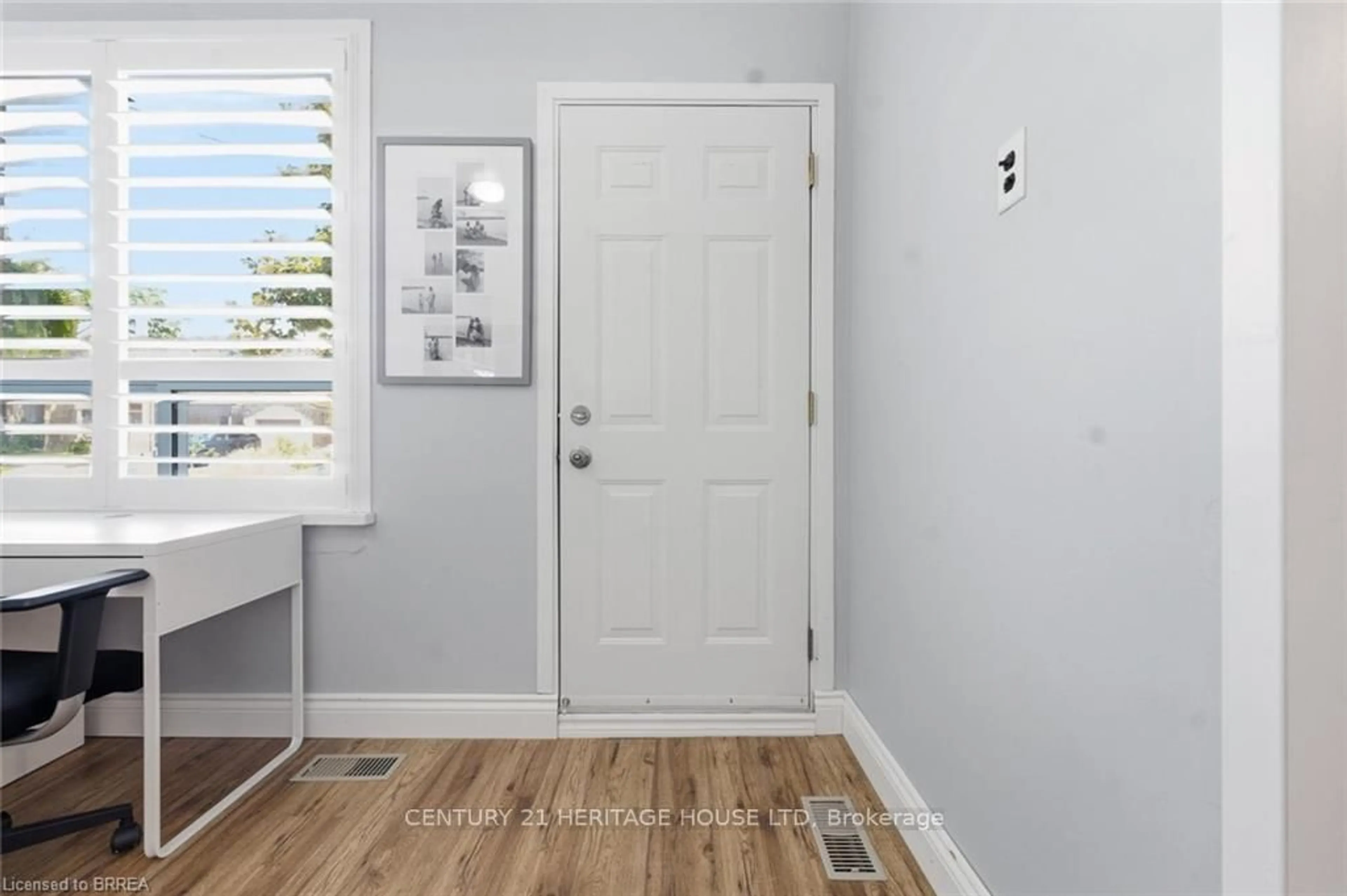 Indoor entryway for 141 East Ave, Brantford Ontario N3S 3M3