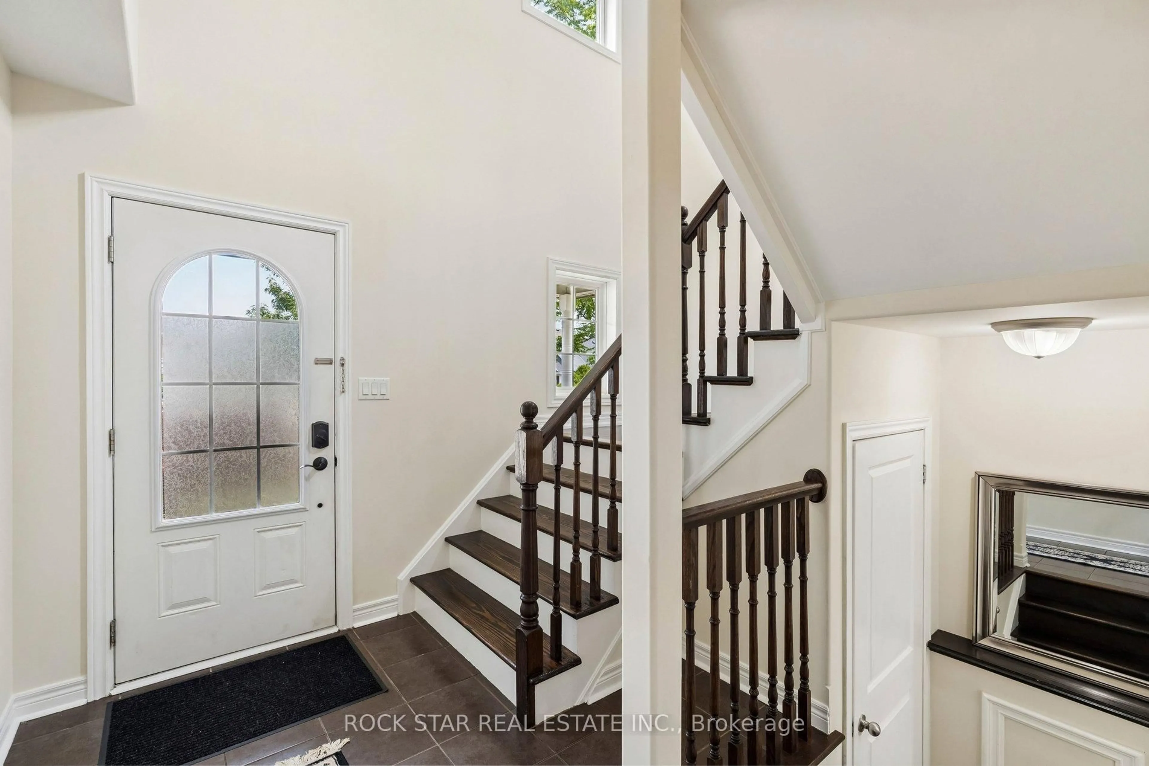 Indoor entryway for 36 Chicory Cres, St. Catharines Ontario L2R 6K7