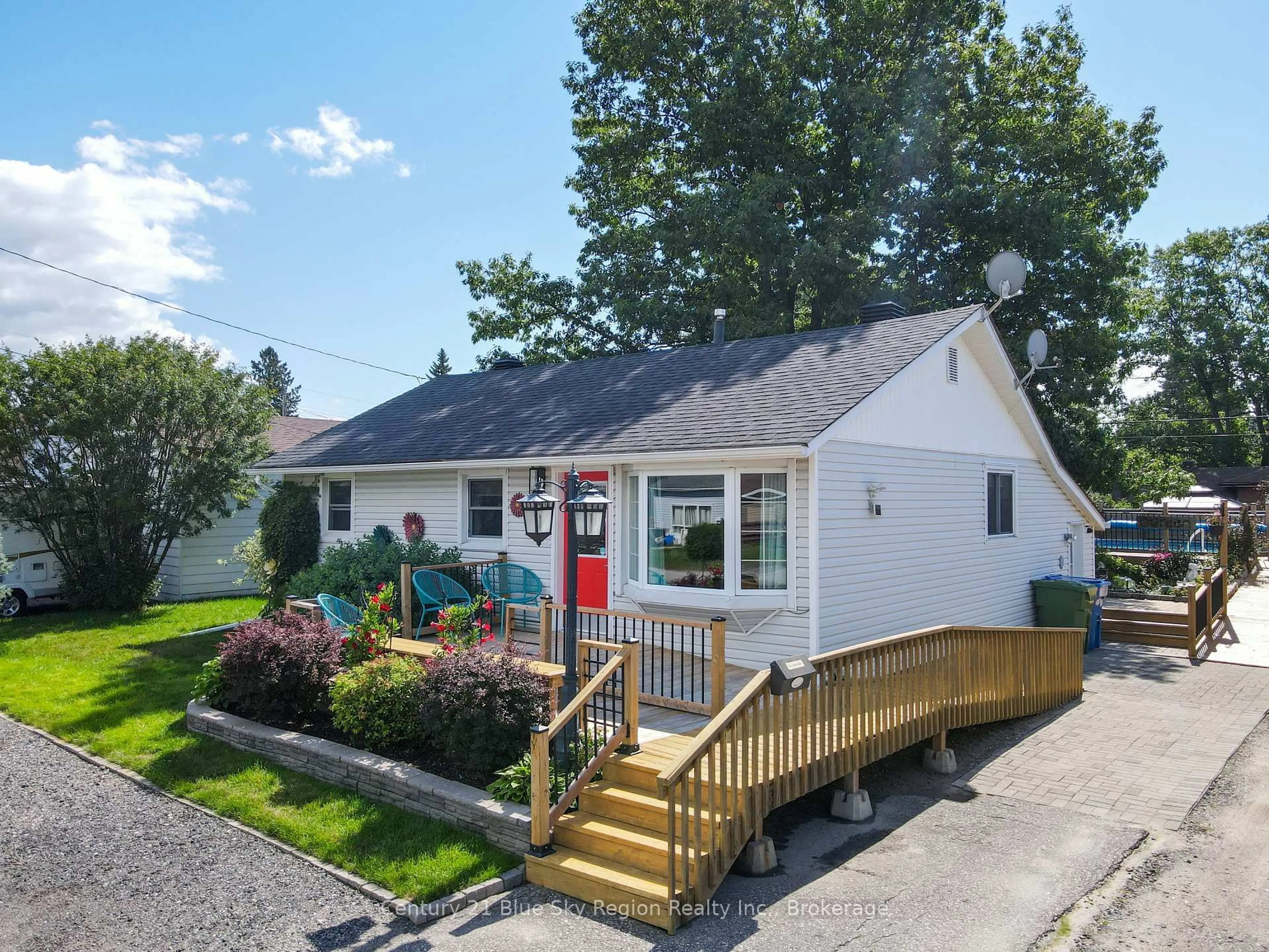 Home with vinyl exterior material, street for 497 Montrose Ave, North Bay Ontario P1B 7E8
