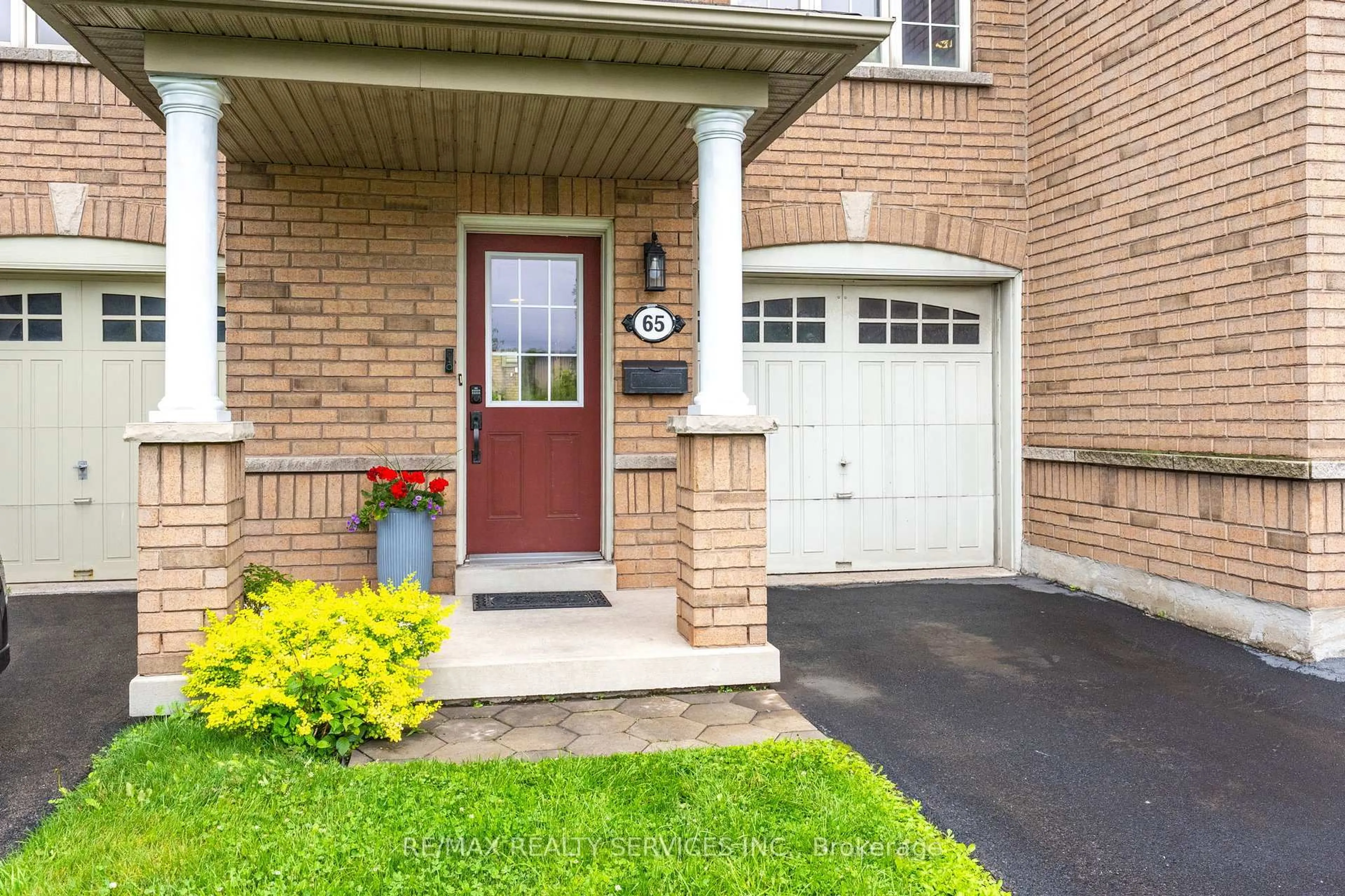 Indoor entryway for 470 Beach Blvd #65, Hamilton Ontario L8H 6X2