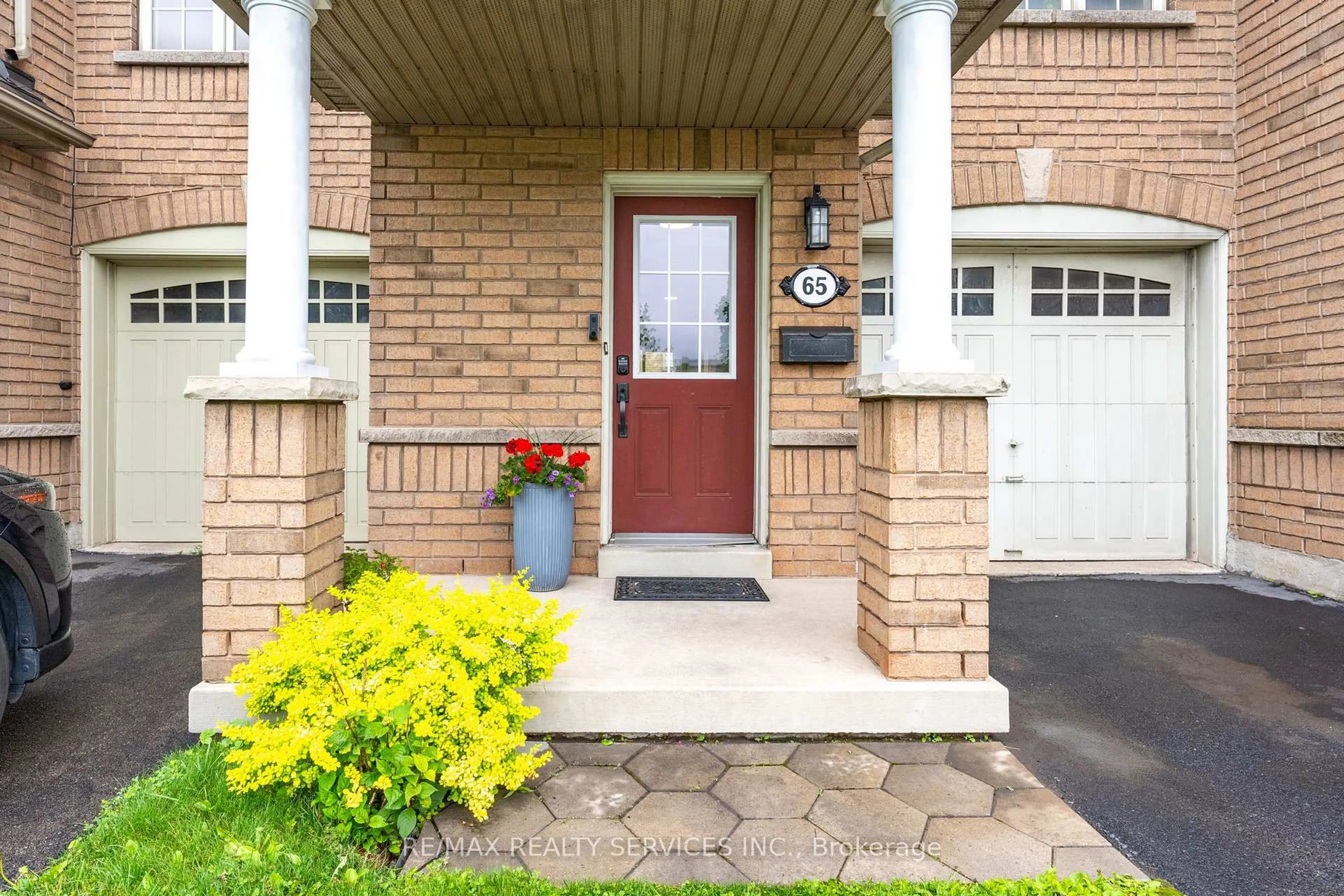 Indoor entryway for 470 Beach Blvd #65, Hamilton Ontario L8H 6X2