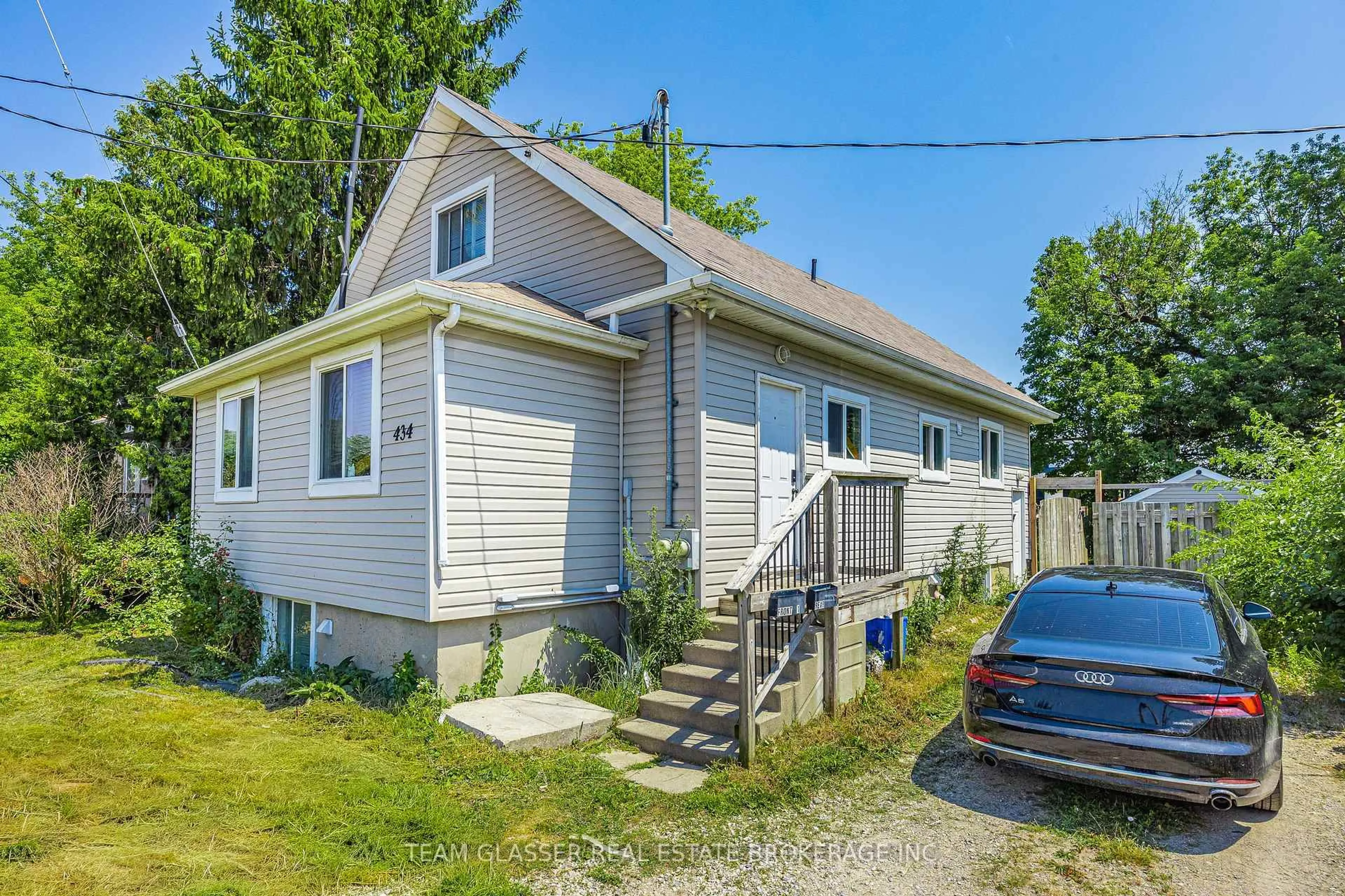 A pic from outside/outdoor area/front of a property/back of a property/a pic from drone, street for 434 Second St, London East Ontario N5W 4T1
