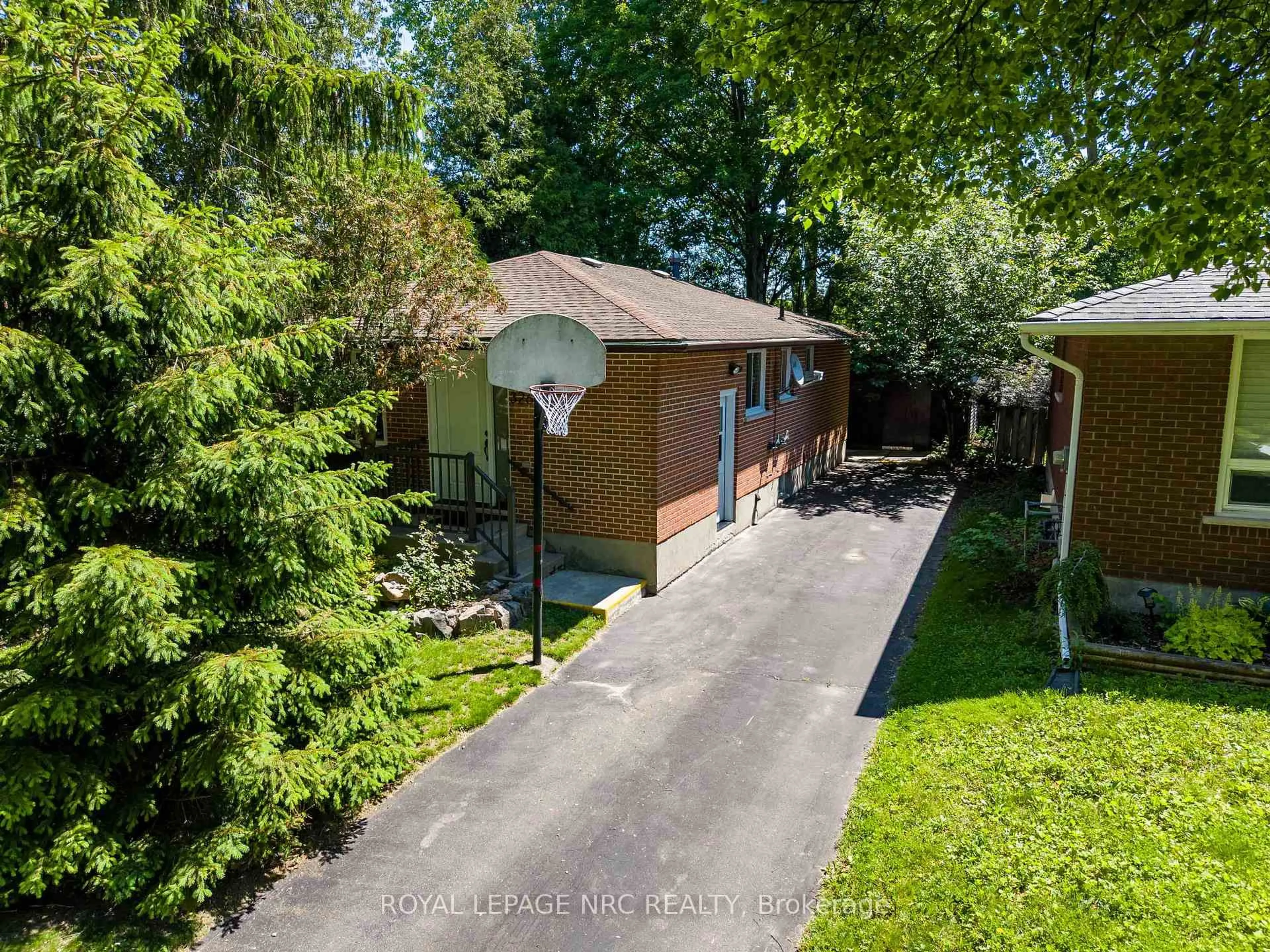 A pic from outside/outdoor area/front of a property/back of a property/a pic from drone, street for 3265 Addison Ave, Niagara Falls Ontario L2J 3K6