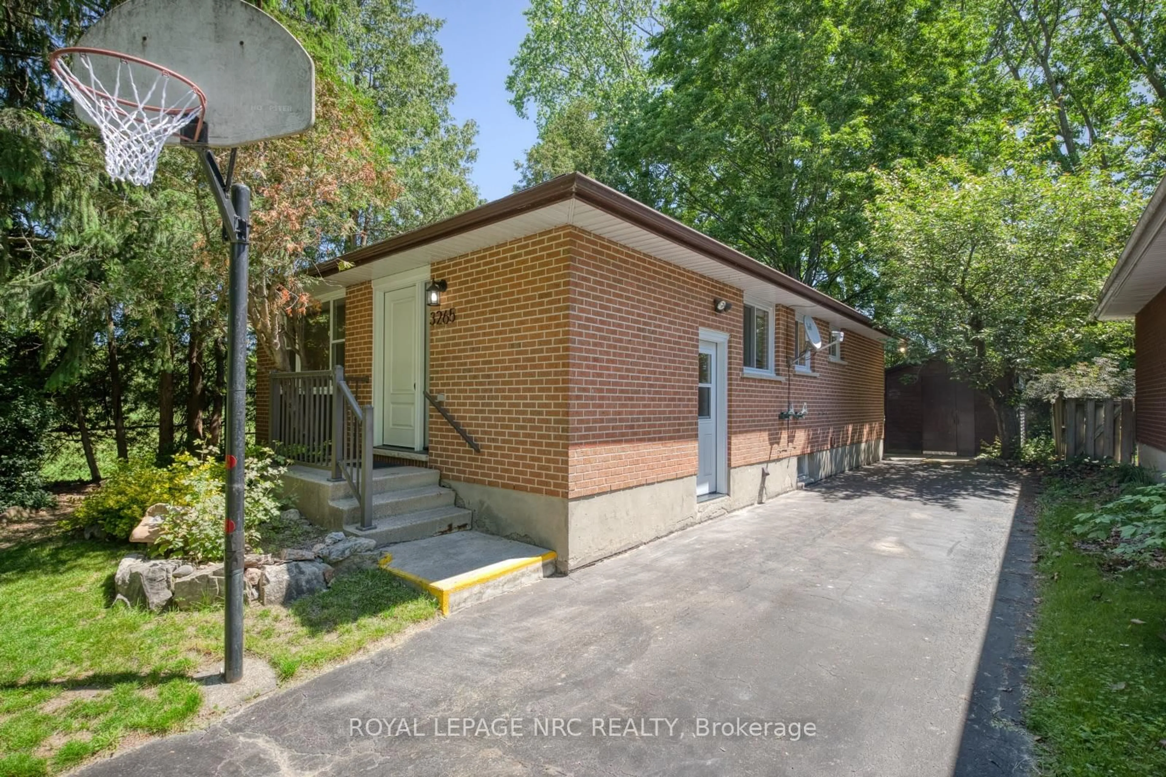 Home with brick exterior material, street for 3265 Addison Ave, Niagara Falls Ontario L2J 3K6