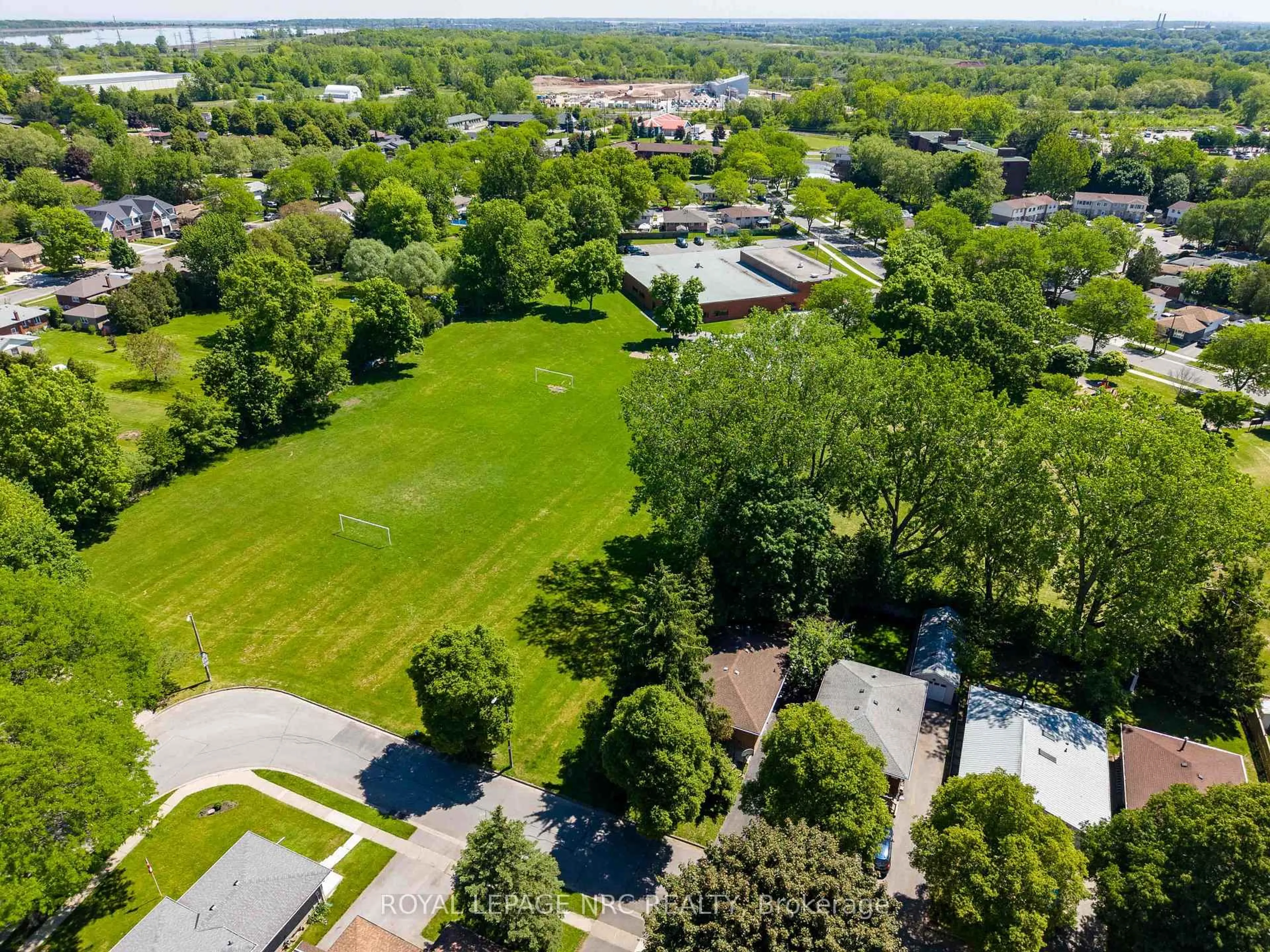 A pic from outside/outdoor area/front of a property/back of a property/a pic from drone, water/lake/river/ocean view for 3265 Addison Ave, Niagara Falls Ontario L2J 3K6