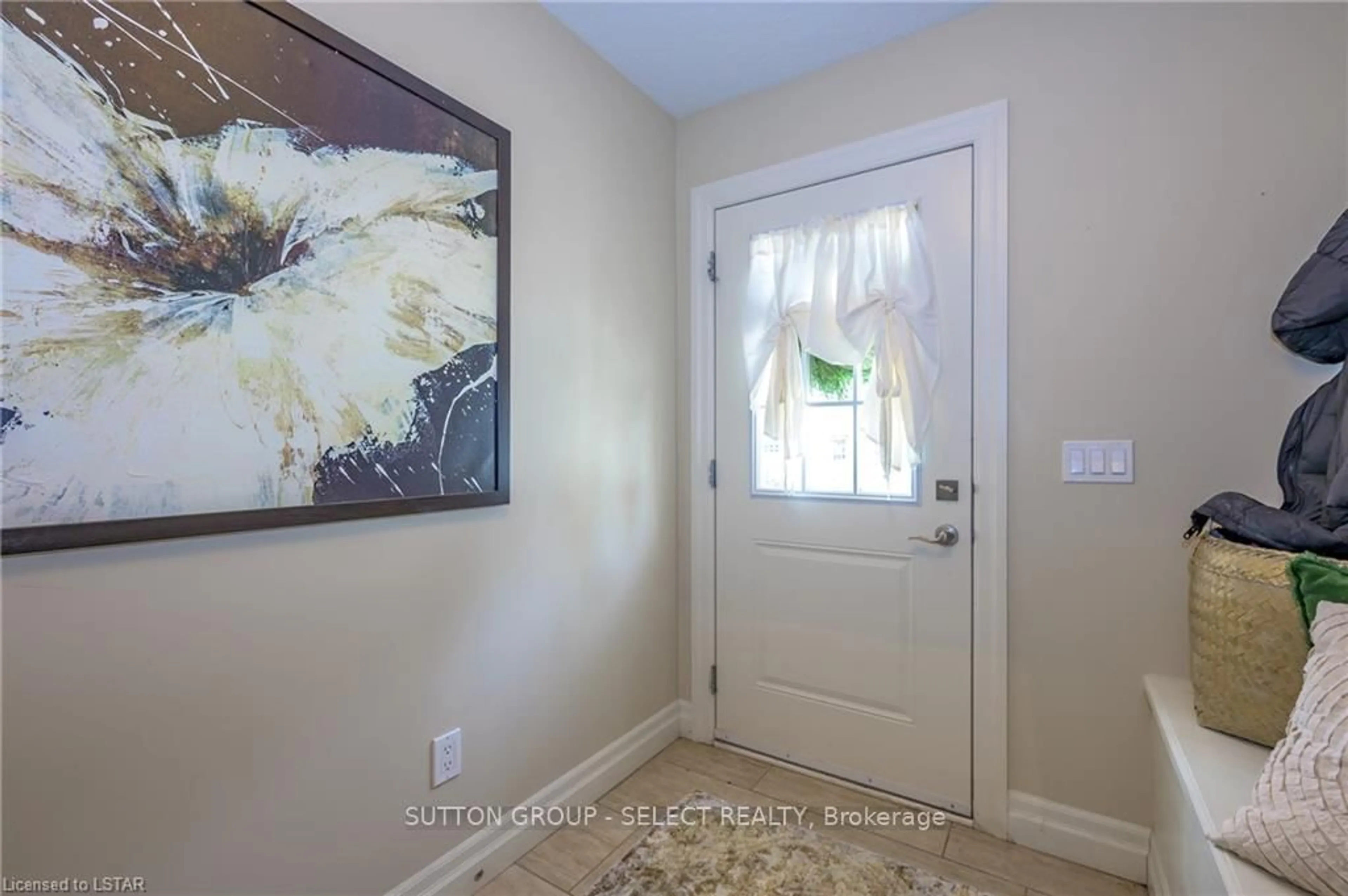 Indoor entryway for 1850 BEAVERBROOK Ave #3, London North Ontario N6H 0G7