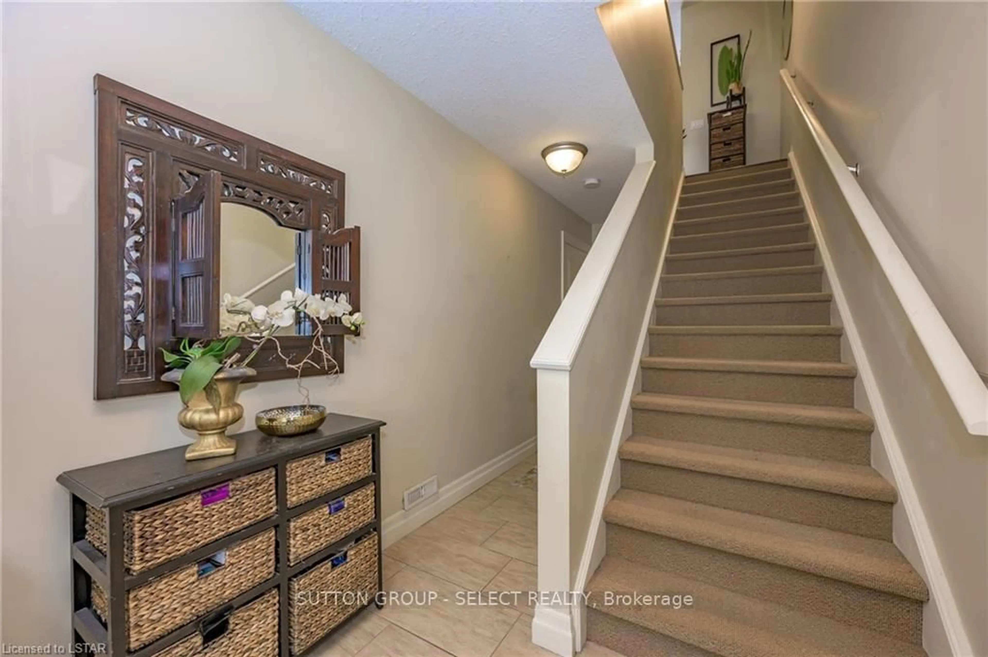Indoor entryway for 1850 BEAVERBROOK Ave #3, London North Ontario N6H 0G7