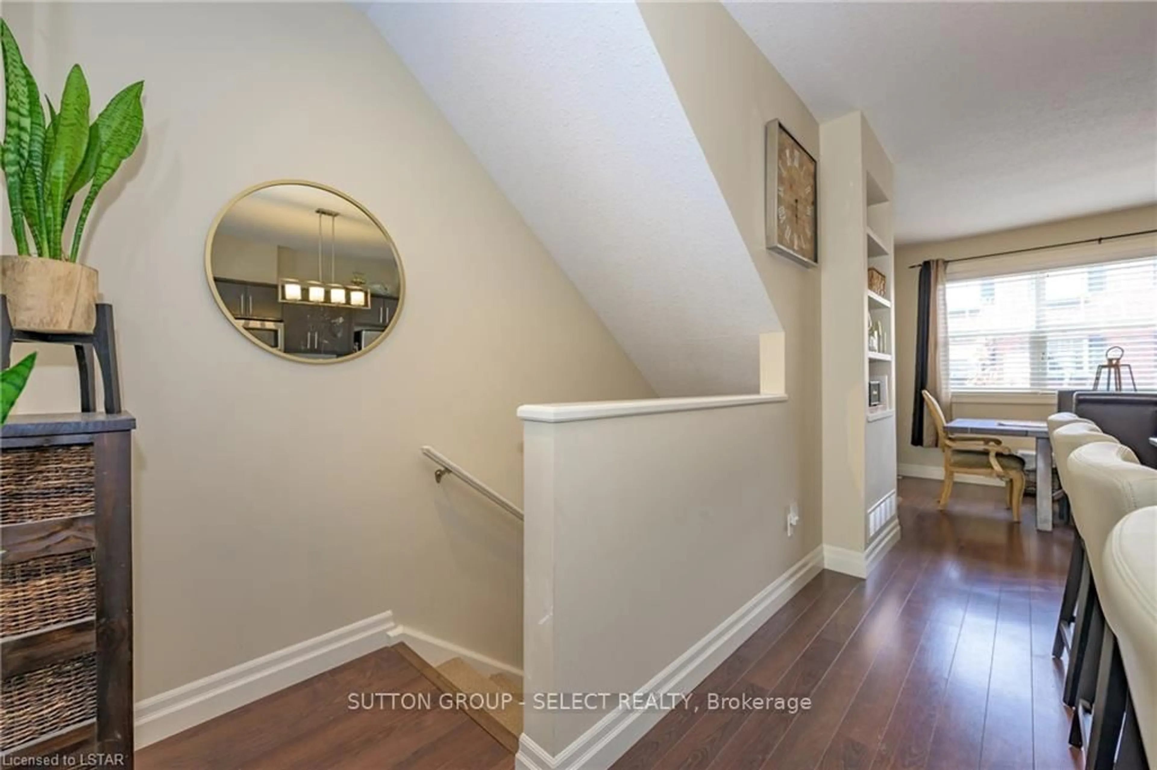 Indoor entryway for 1850 BEAVERBROOK Ave #3, London North Ontario N6H 0G7