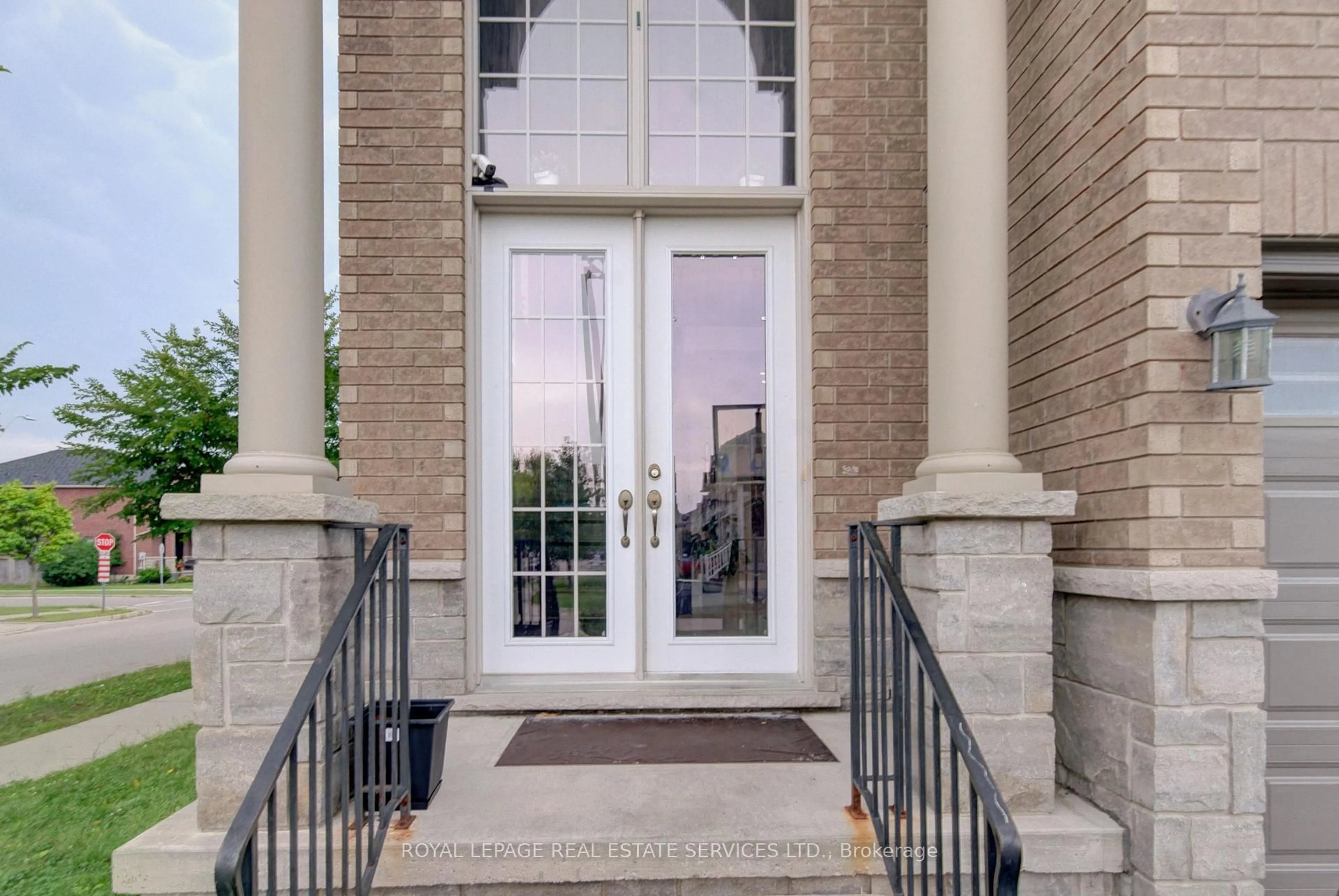 Indoor entryway for 4 Chartwell Circ, Hamilton Ontario L9A 0B6