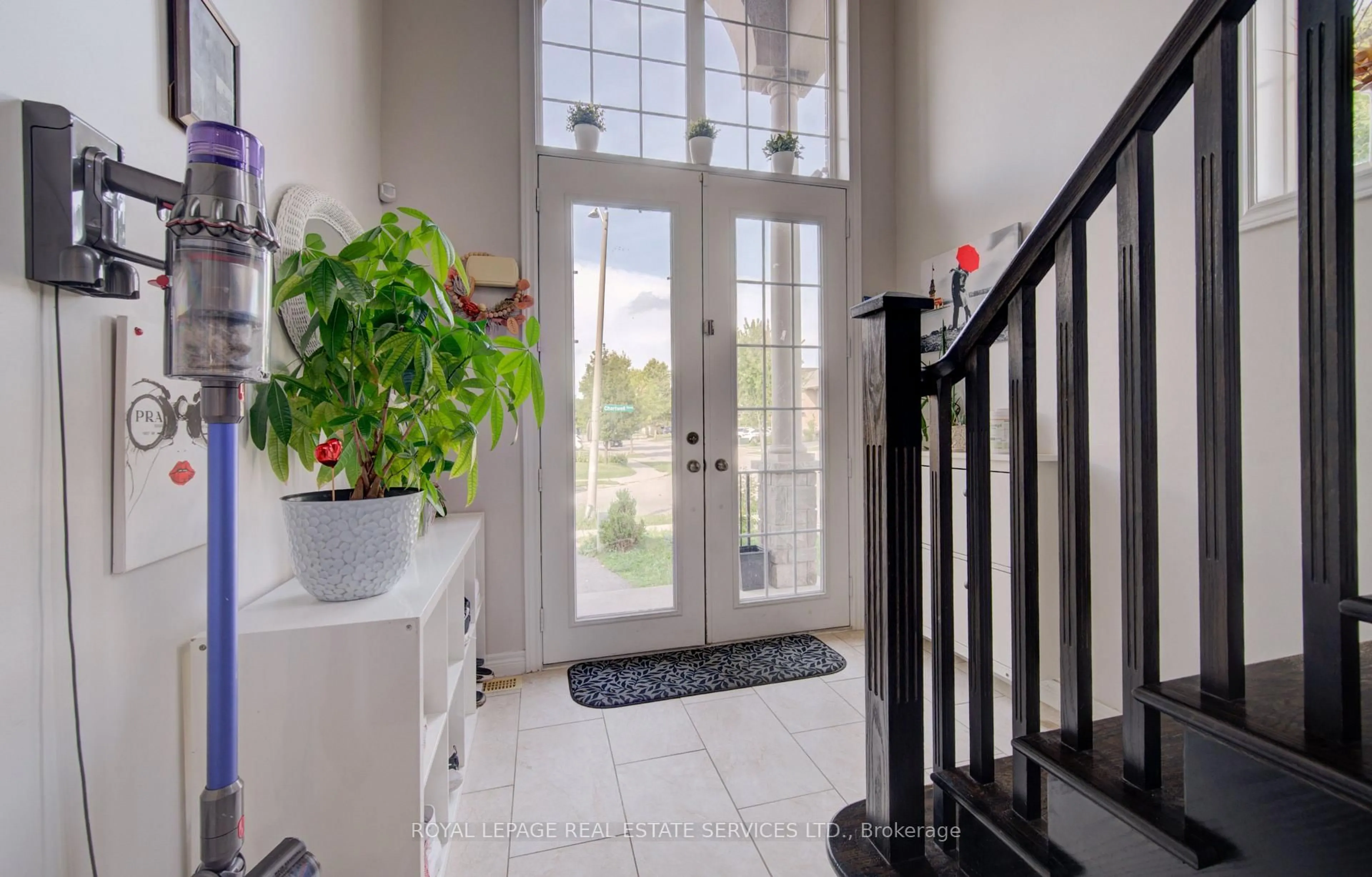 Indoor entryway for 4 Chartwell Circ, Hamilton Ontario L9A 0B6