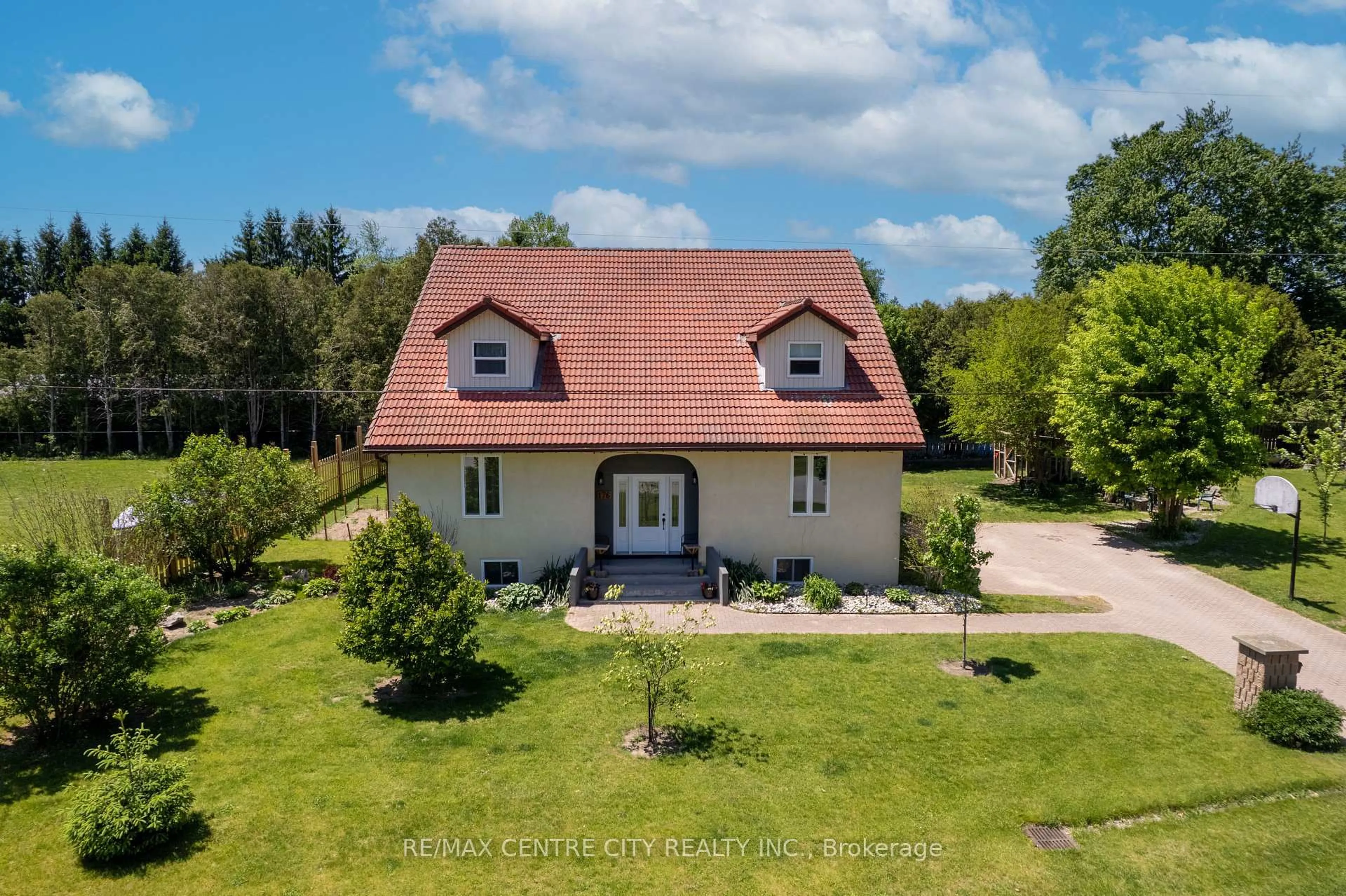 A pic from outside/outdoor area/front of a property/back of a property/a pic from drone, building for 176 Eastman Ave, Strathroy-Caradoc Ontario N7G 3K1