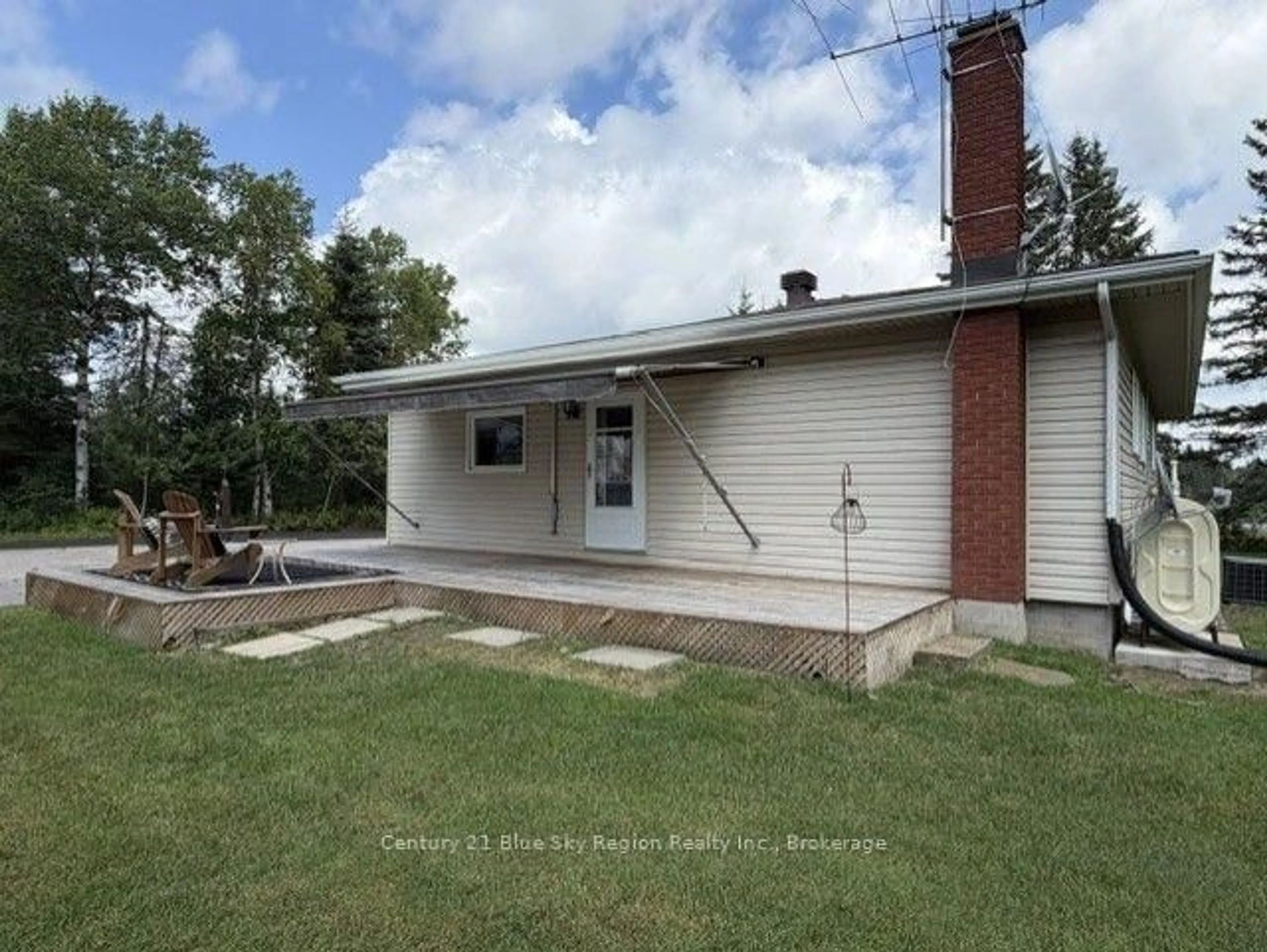 Home with vinyl exterior material, unknown for 5377 Highway 11, North Bay Ontario P1B 8G3