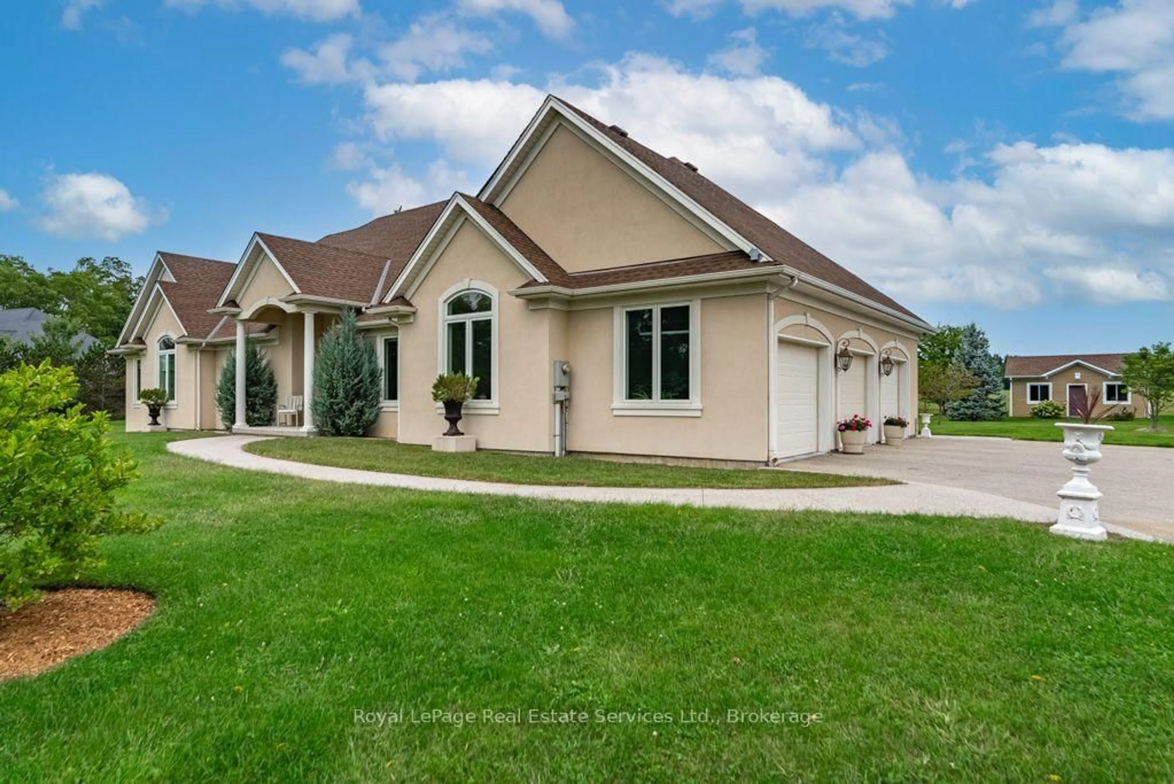 Home with vinyl exterior material, unknown for 365 Robinson Rd, Brant Ontario N3T 0L7