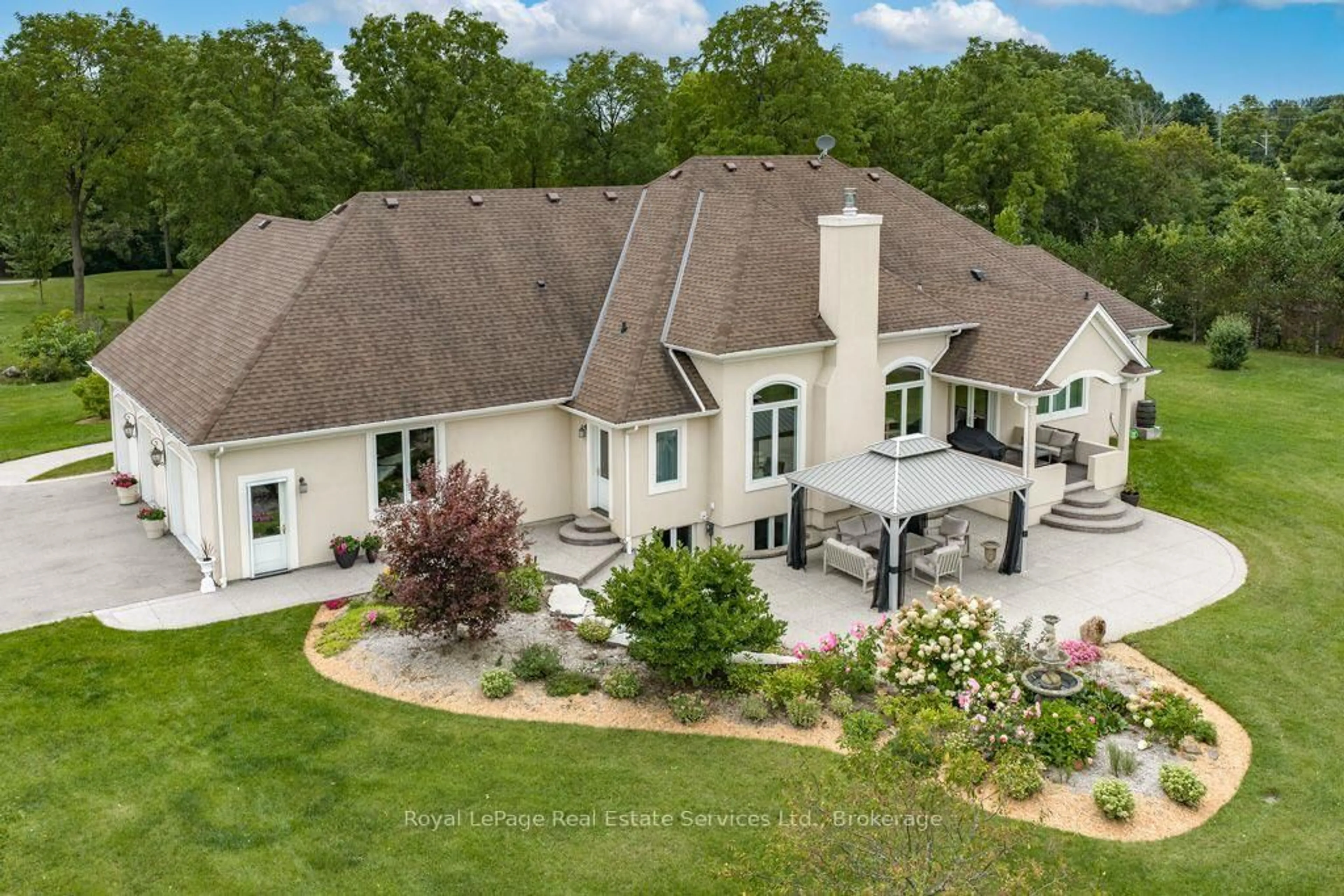 A pic from outside/outdoor area/front of a property/back of a property/a pic from drone, mountain view for 365 Robinson Rd, Brant Ontario N3T 0L7