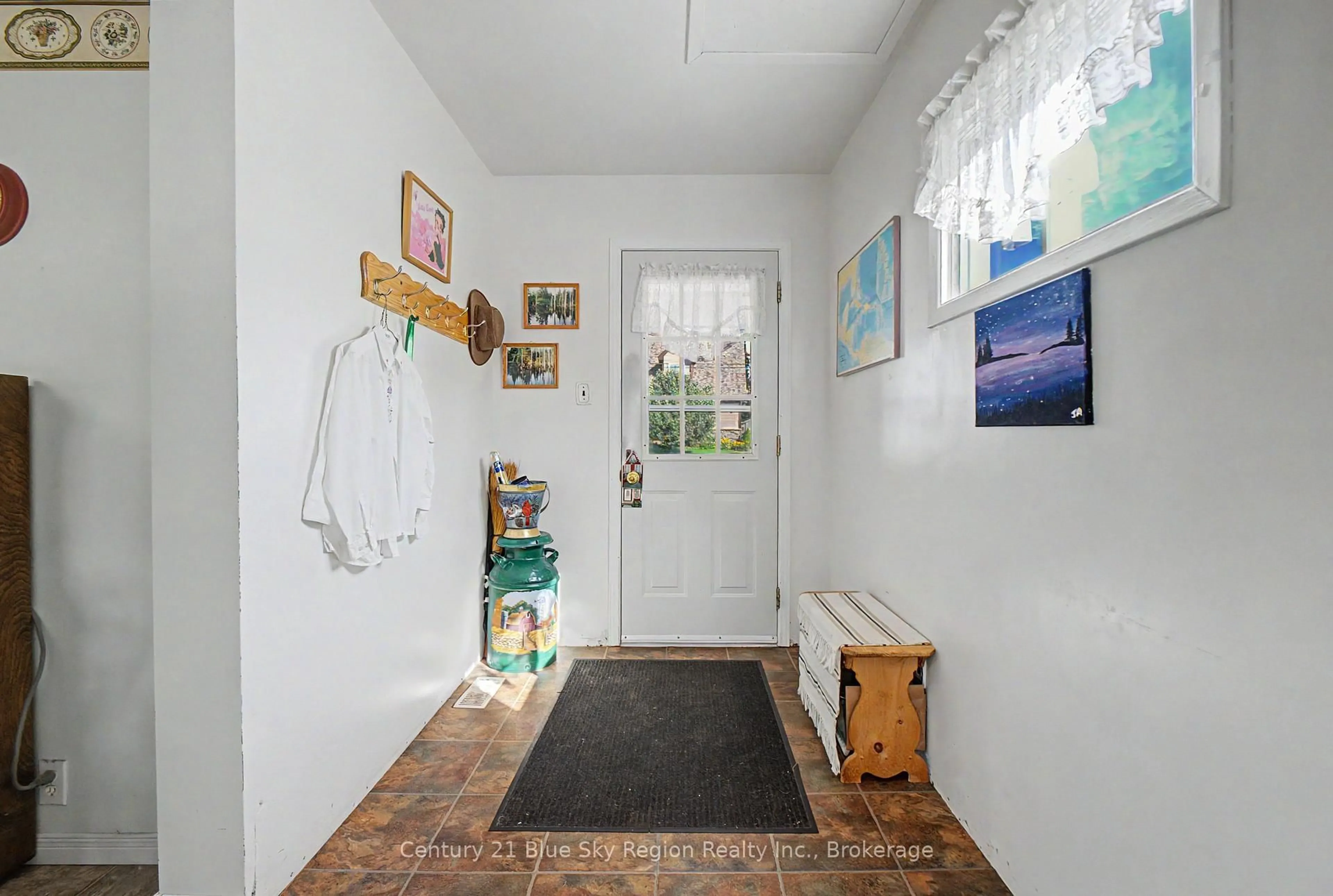 Indoor entryway for 383 Angus St, North Bay Ontario P1B 7L7