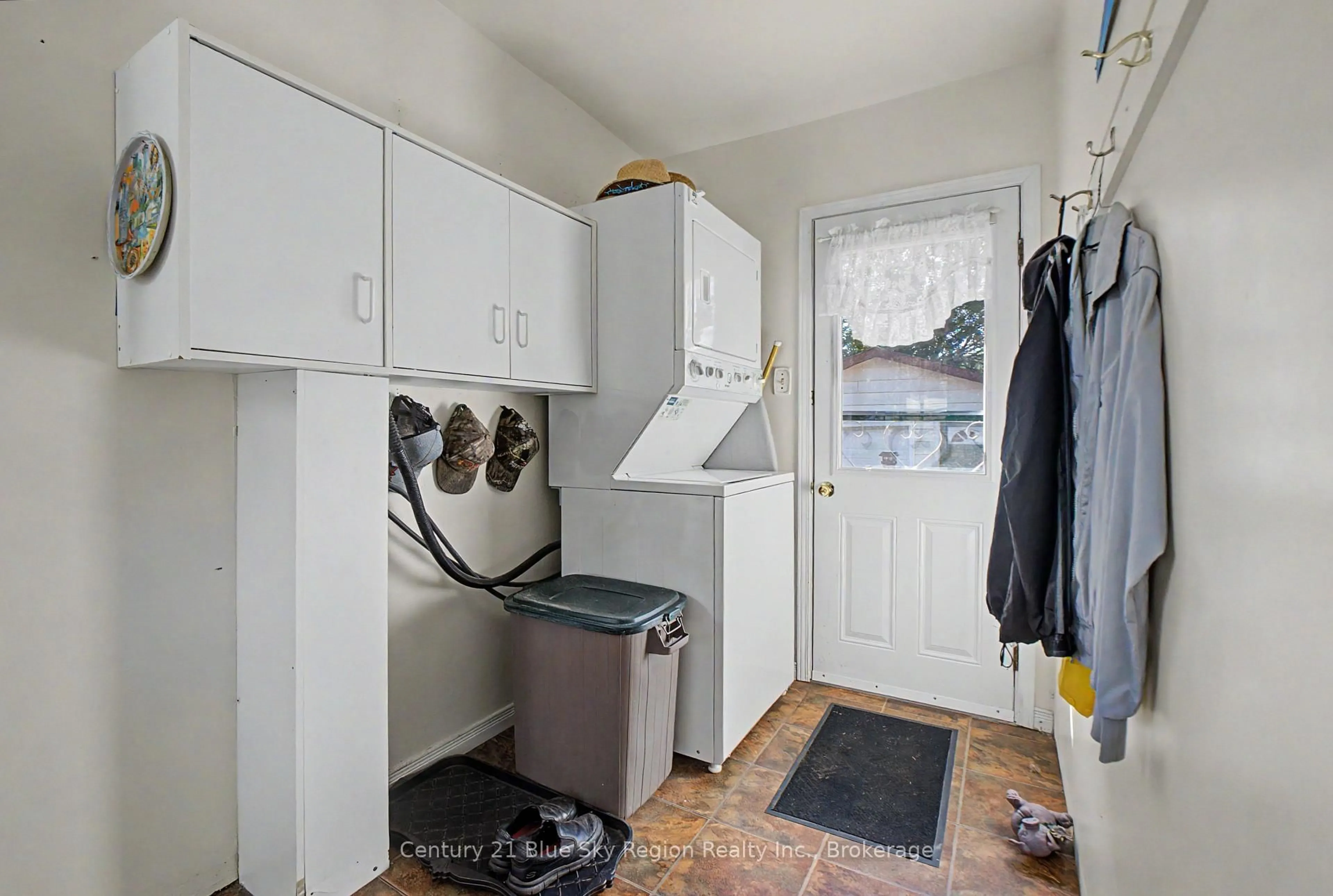 Laundry room for 383 Angus St, North Bay Ontario P1B 7L7