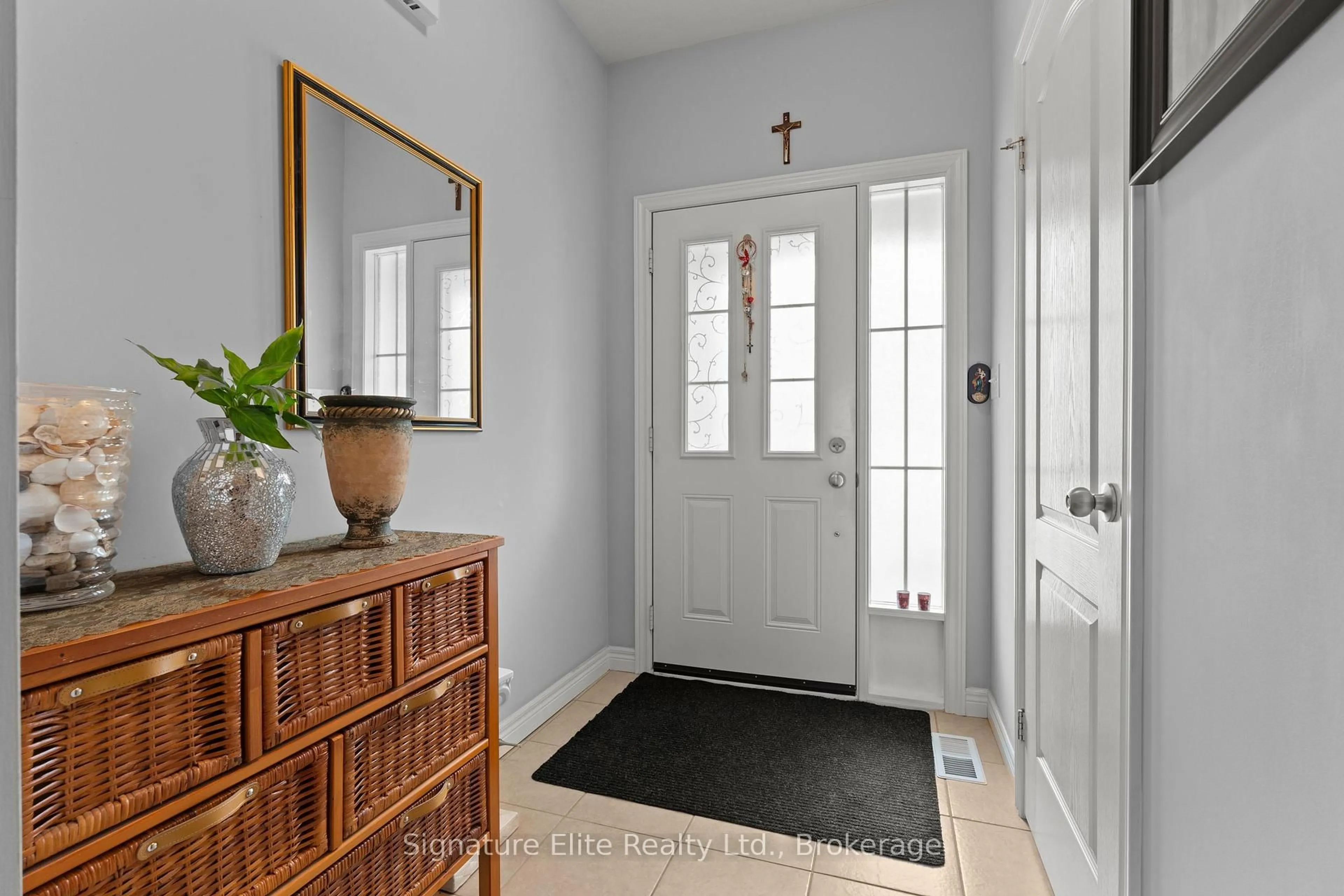 Indoor entryway for 51 Marina Point Cres, Hamilton Ontario L8E 0E4