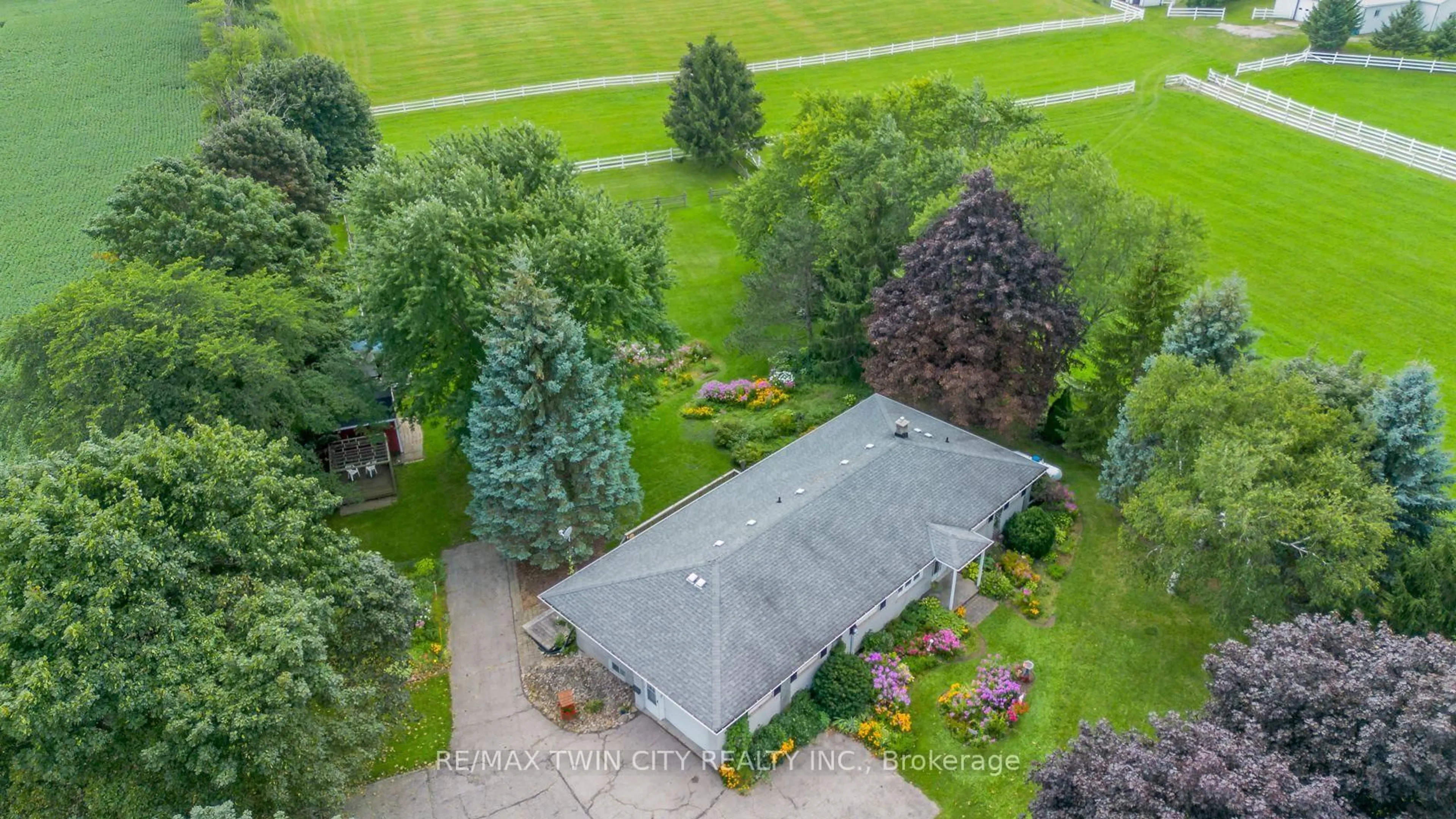 A pic from outside/outdoor area/front of a property/back of a property/a pic from drone, unknown for 4132 Highway 6 Highway, Puslinch Ontario N0B 2J0