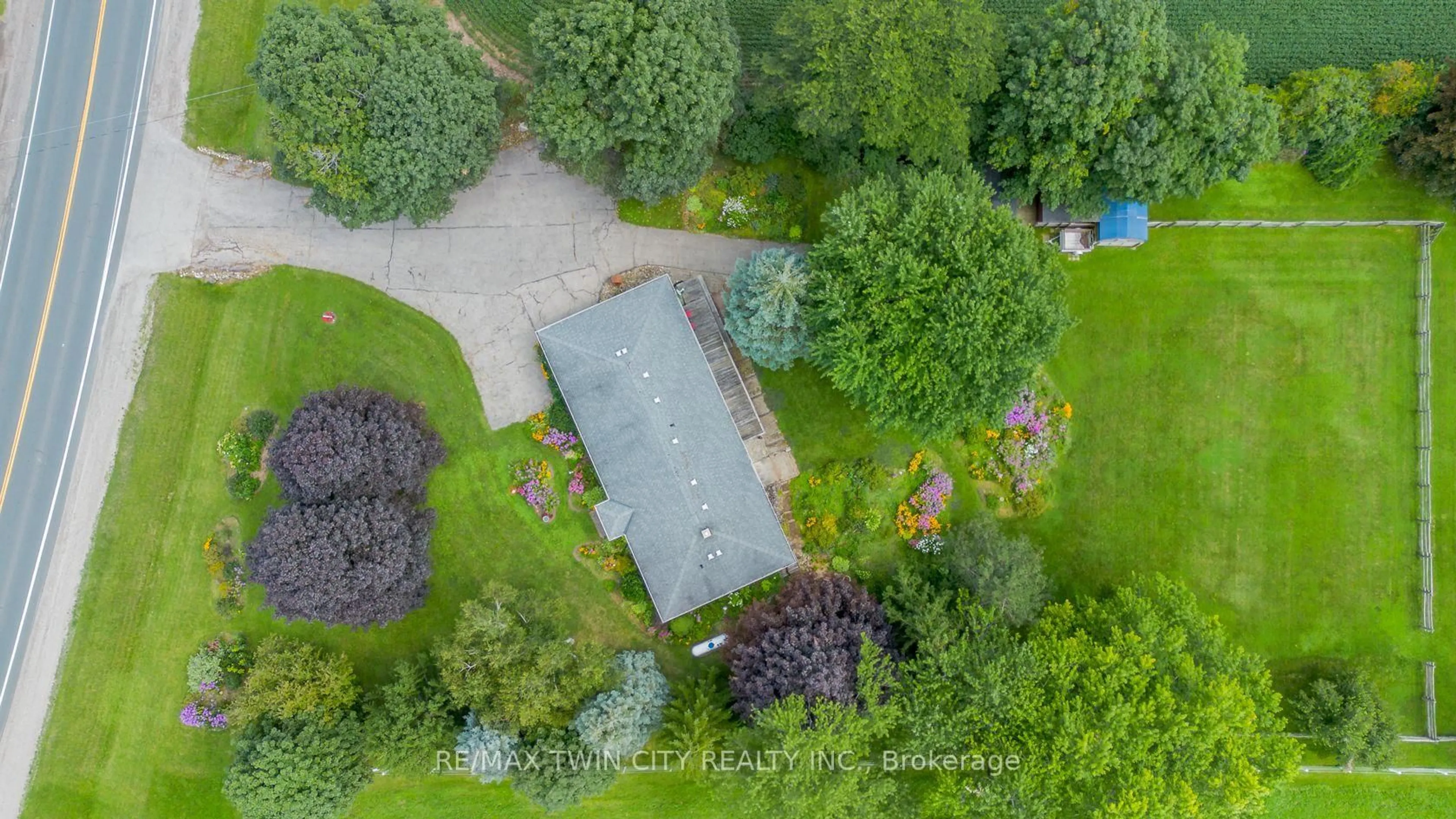A pic from outside/outdoor area/front of a property/back of a property/a pic from drone, unknown for 4132 Highway 6 Highway, Puslinch Ontario N0B 2J0