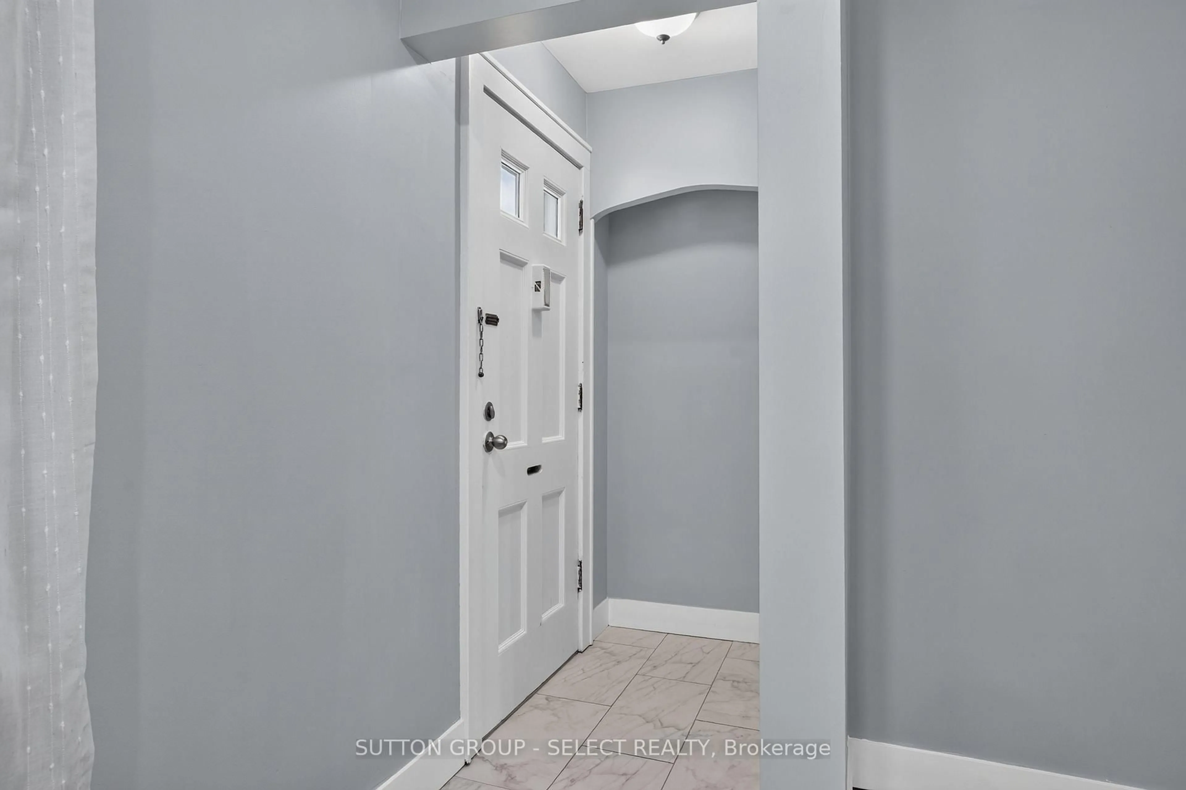 Indoor entryway for 1295 York St, London East Ontario N5W 2V5