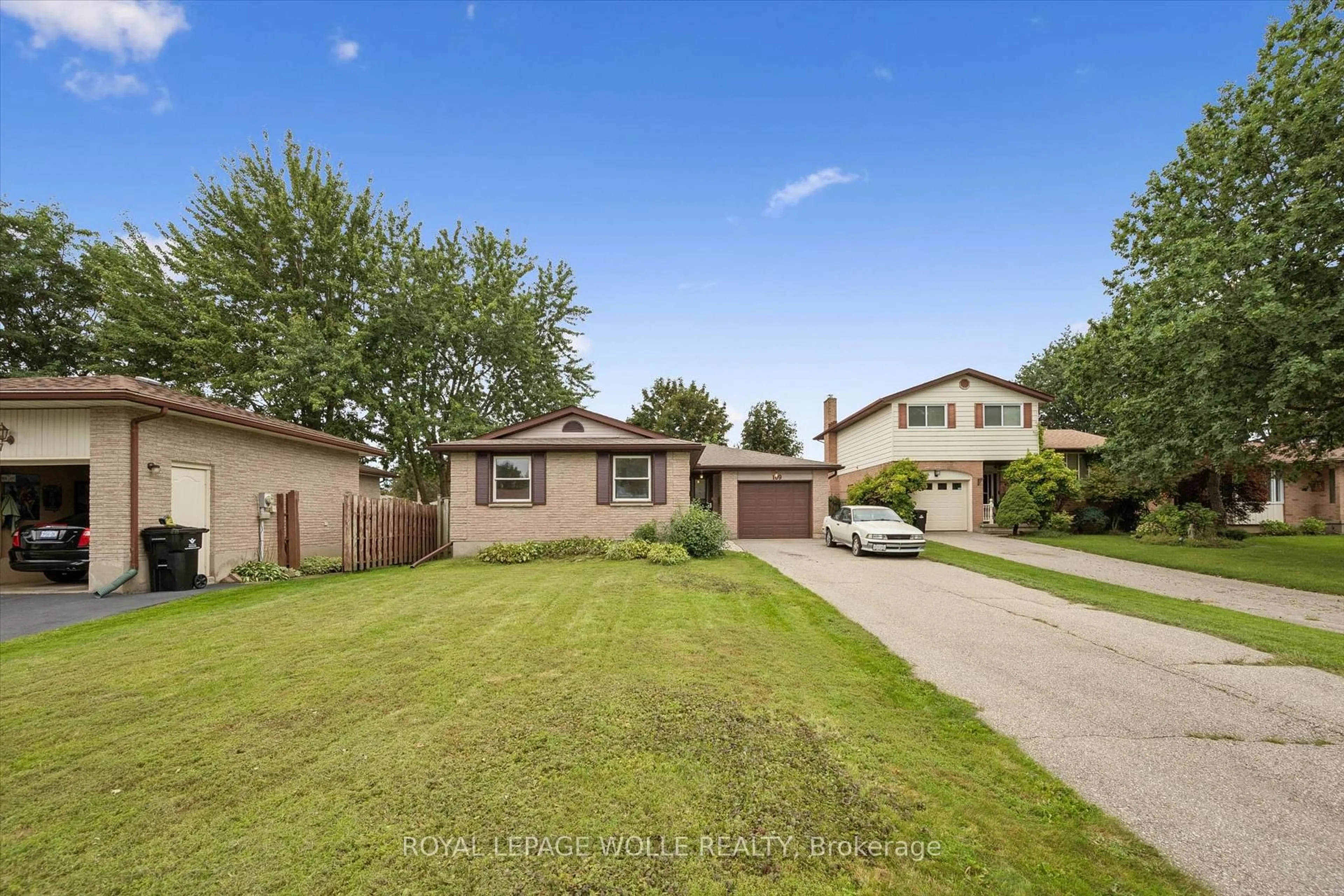 A pic from outside/outdoor area/front of a property/back of a property/a pic from drone, street for 109 Deerberry Pl, Waterloo Ontario N2V 1G2