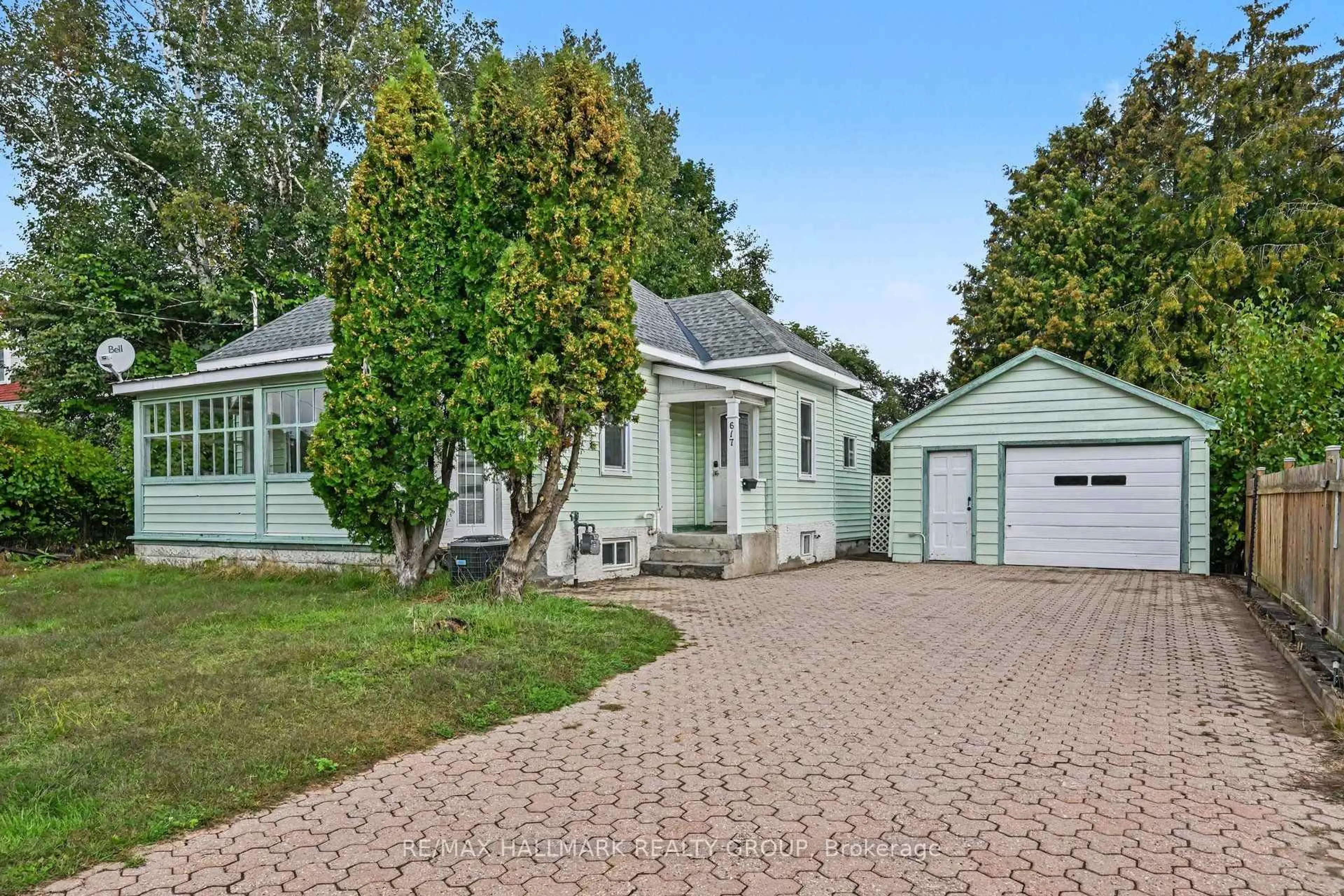 Home with vinyl exterior material, street for 617 Roy St, Pembroke Ontario K8A 6R9