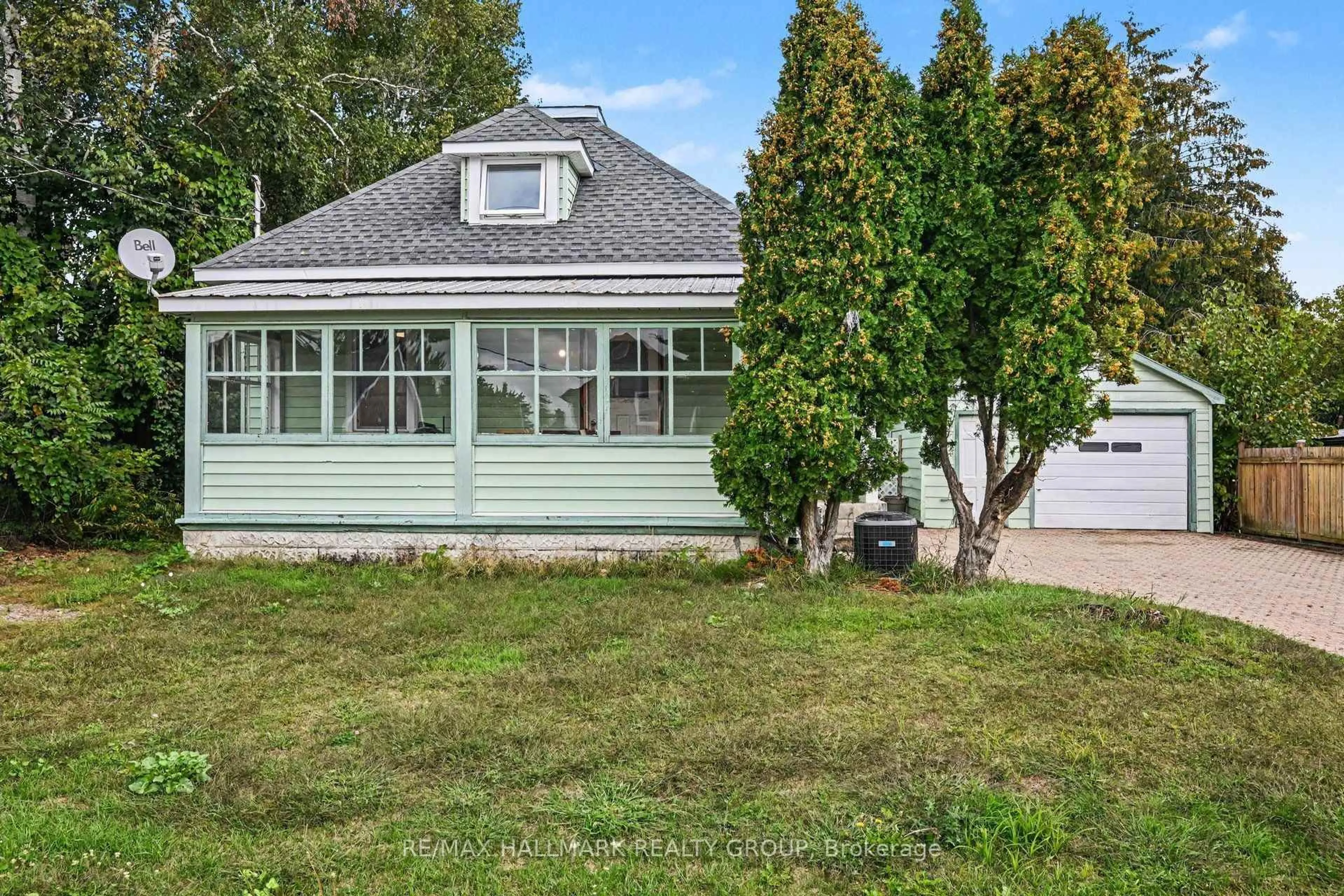 Home with vinyl exterior material, street for 617 Roy St, Pembroke Ontario K8A 6R9
