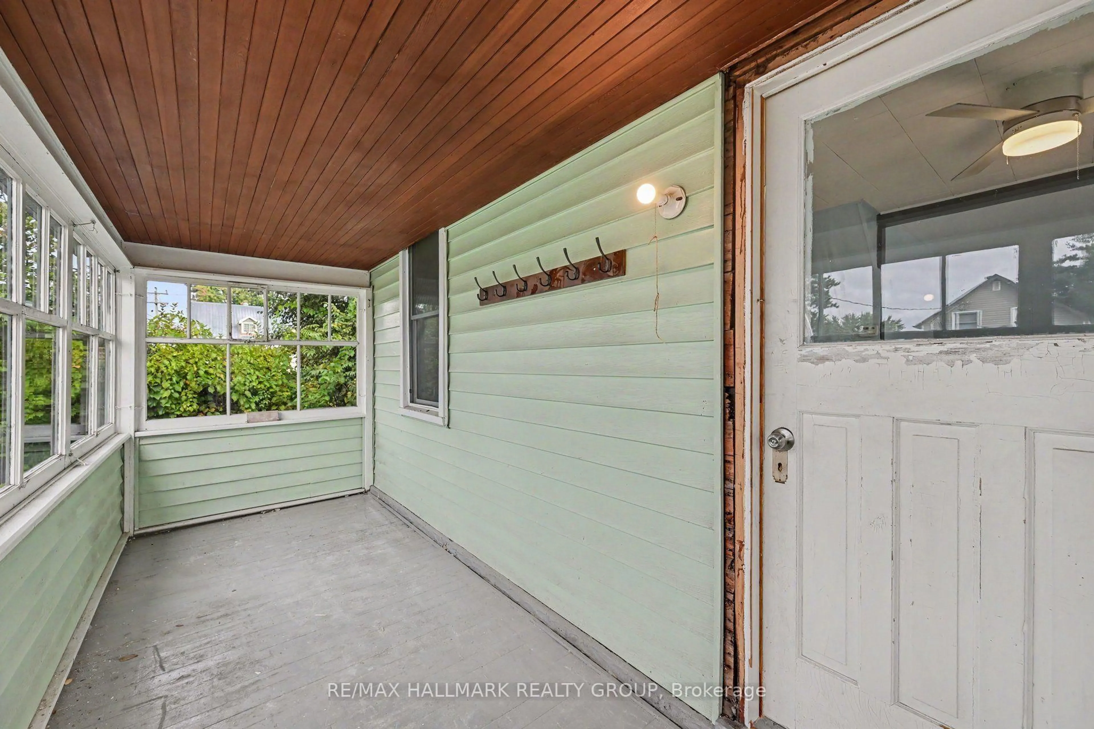 Indoor entryway for 617 Roy St, Pembroke Ontario K8A 6R9