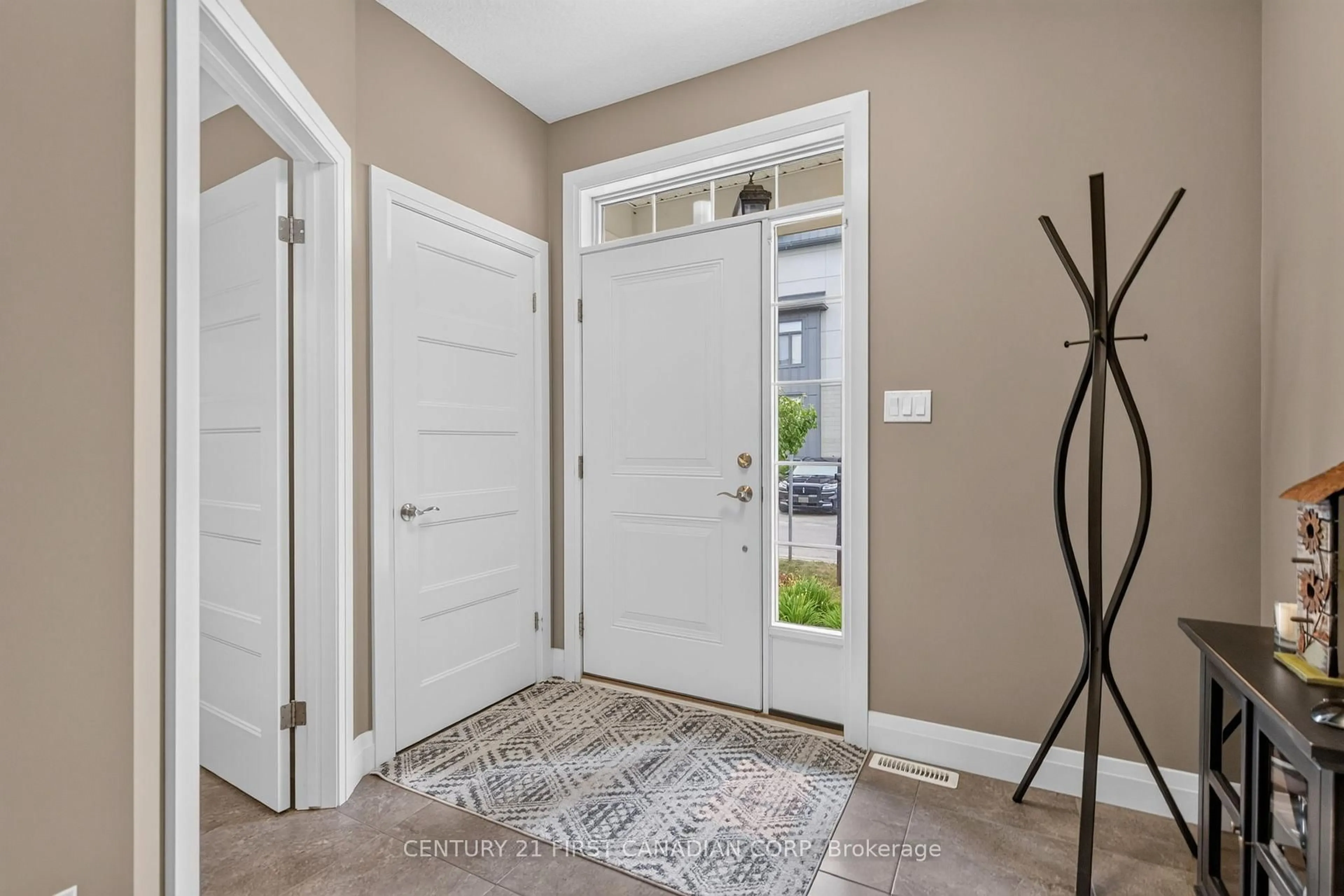 Indoor entryway for 275 Callaway Rd #98, London North Ontario N6G 0M3
